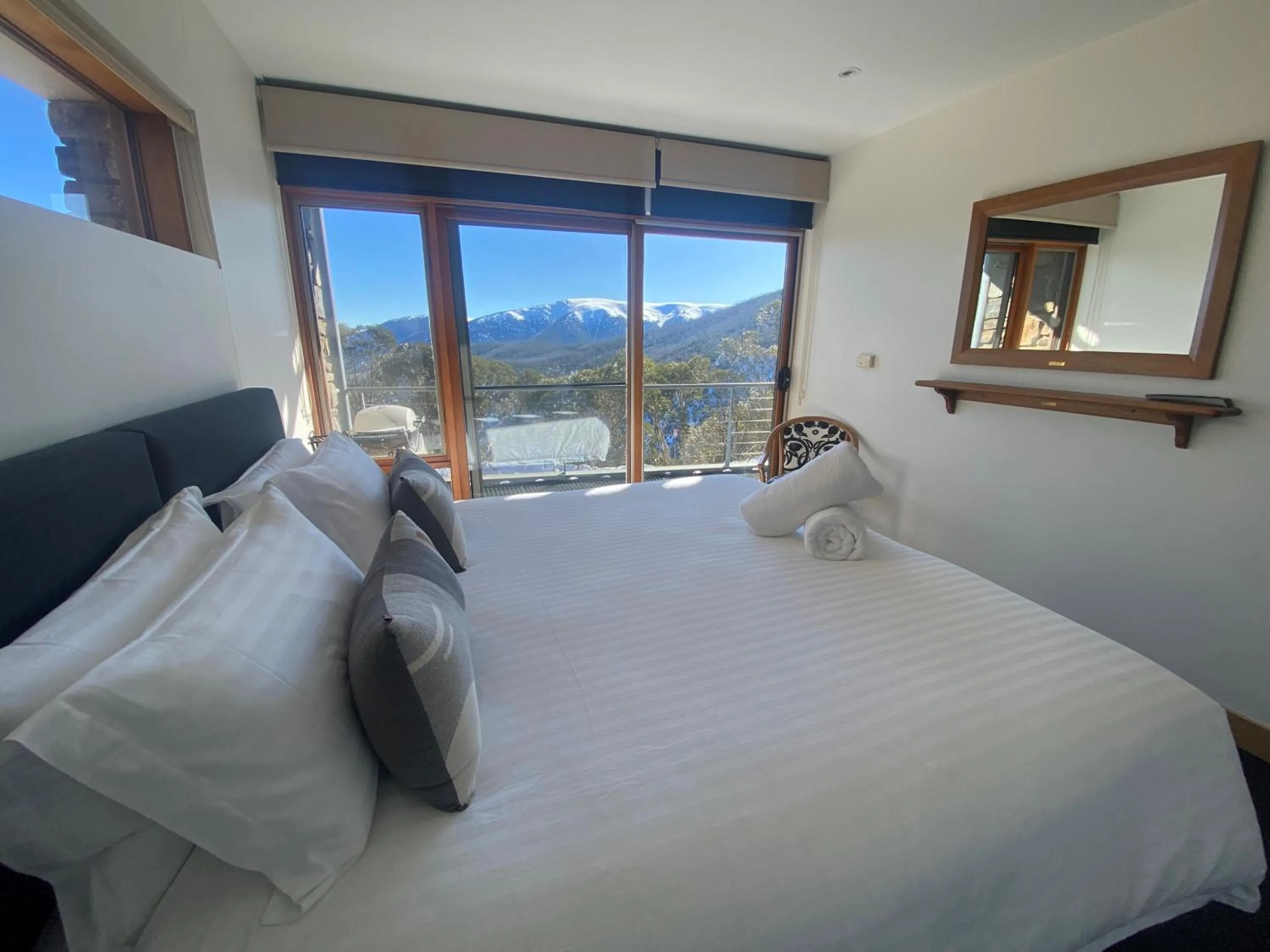 Bedroom, Bed in Alpine Woodsmoke Apartments