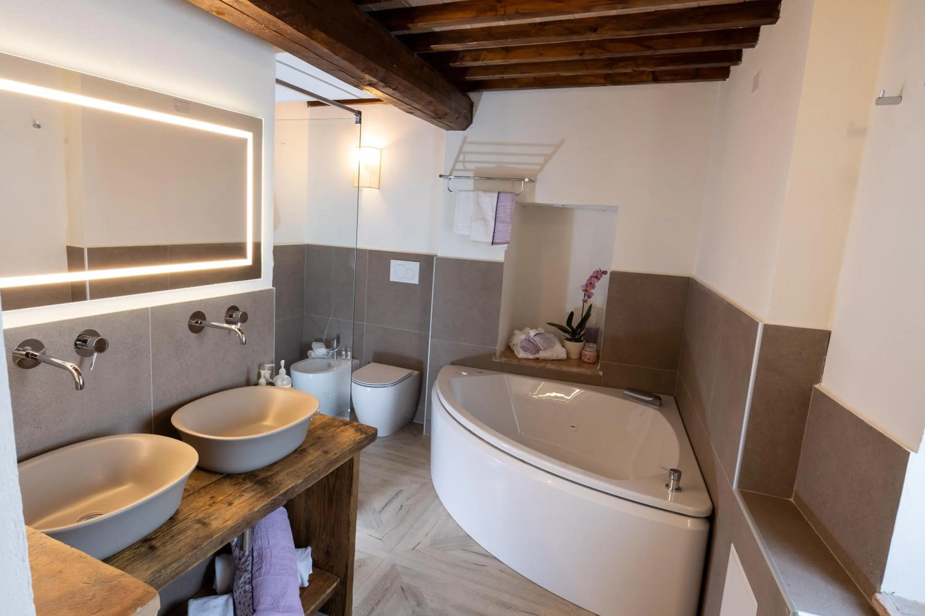 Hot Tub in Il Castelluccio Country Resort Restaurant & SPA