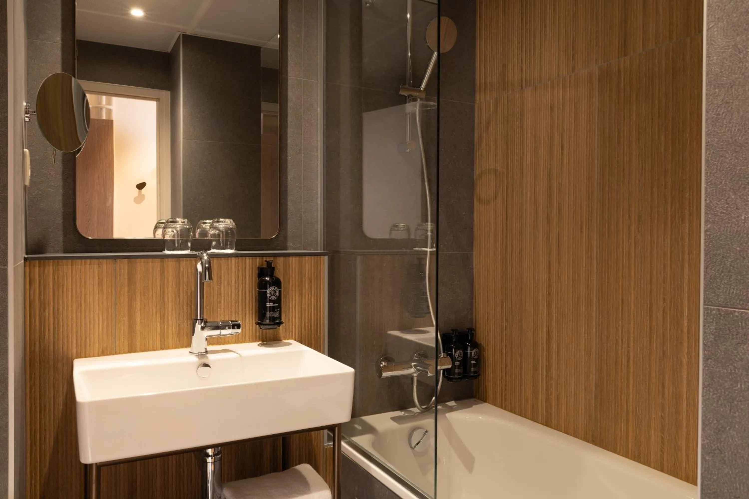 Bathroom in Hôtel Le Cardinal