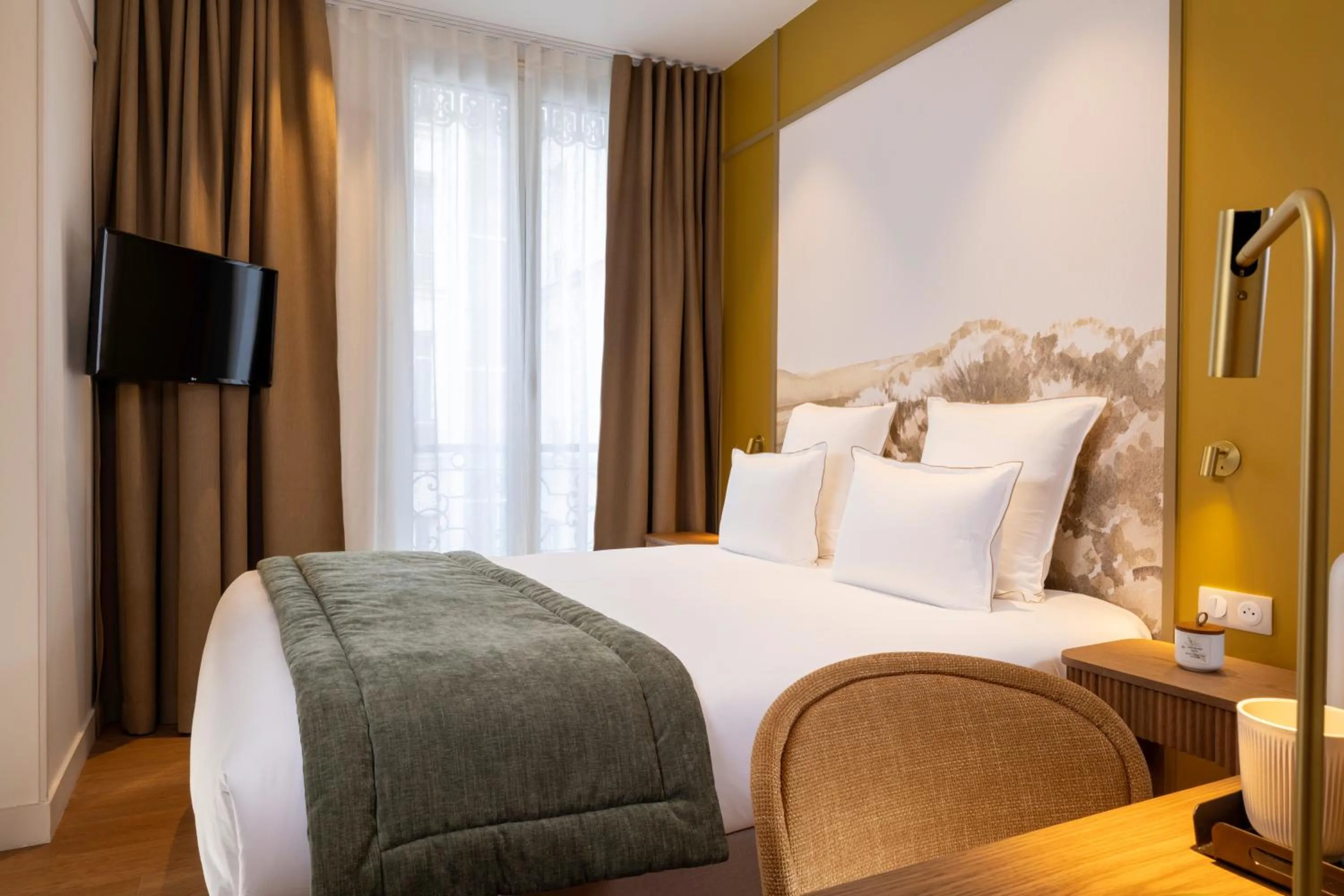 TV and multimedia, Bed in Hôtel Le Cardinal