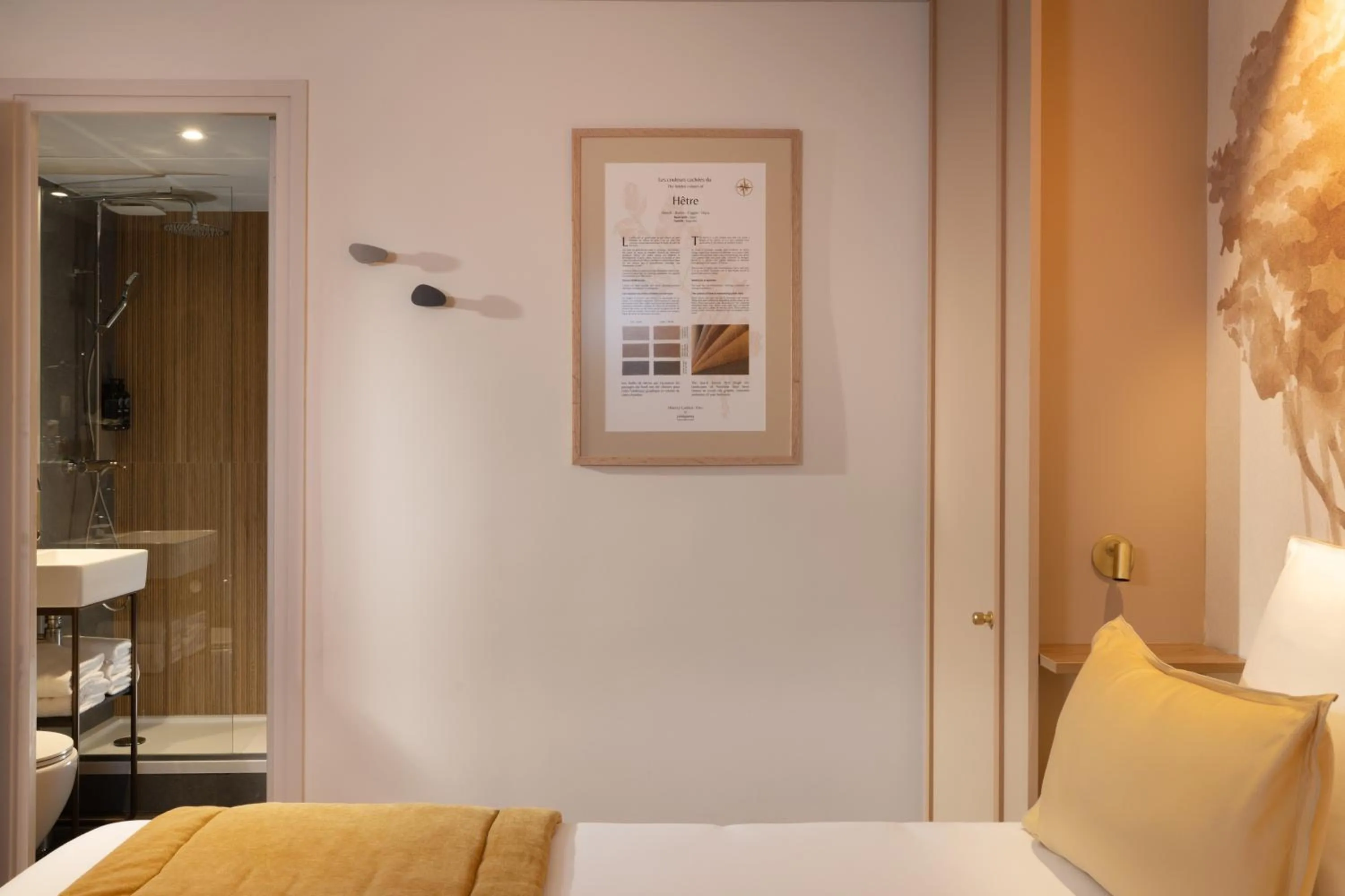 Bed in Hôtel Le Cardinal