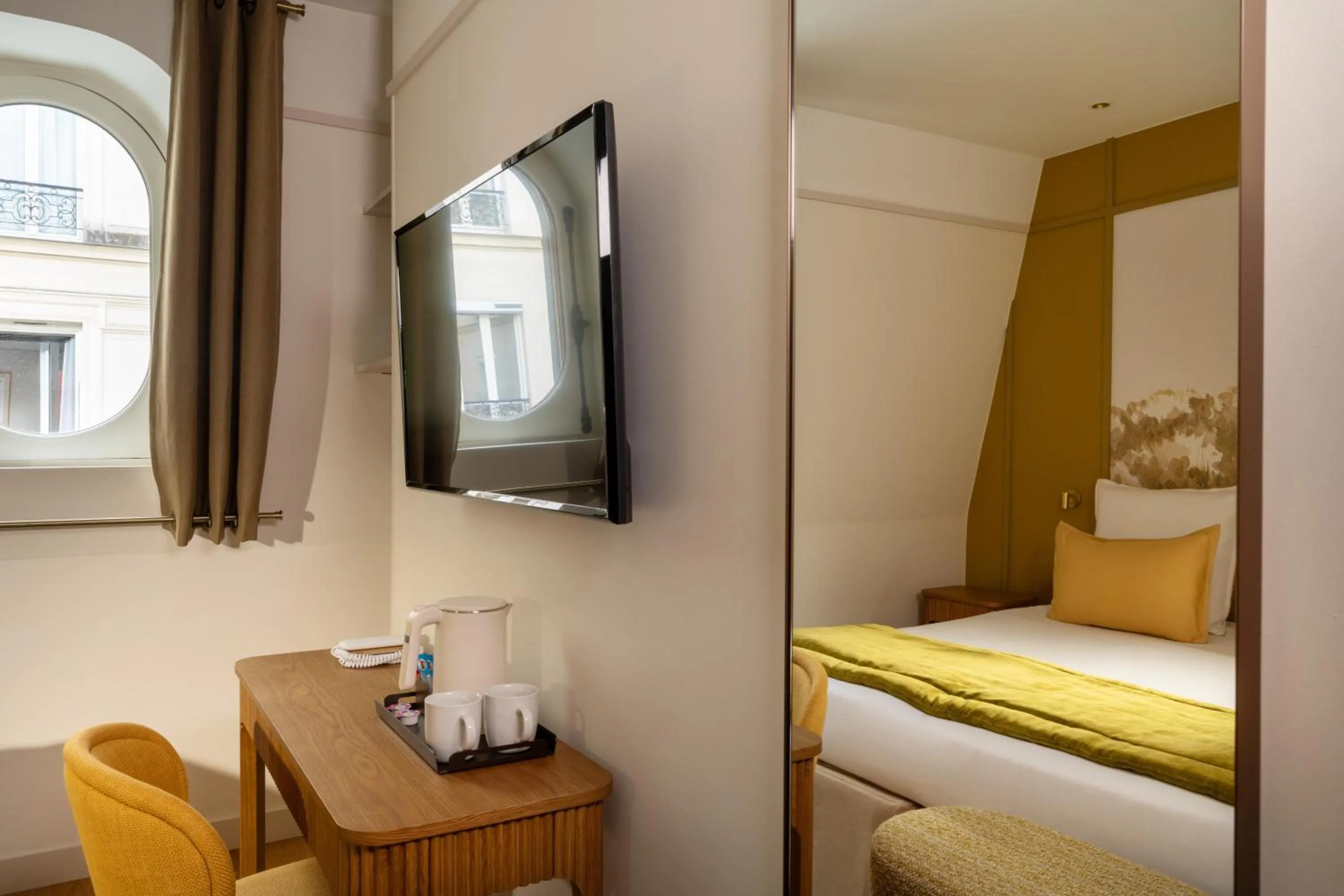 Bed in Hôtel Le Cardinal