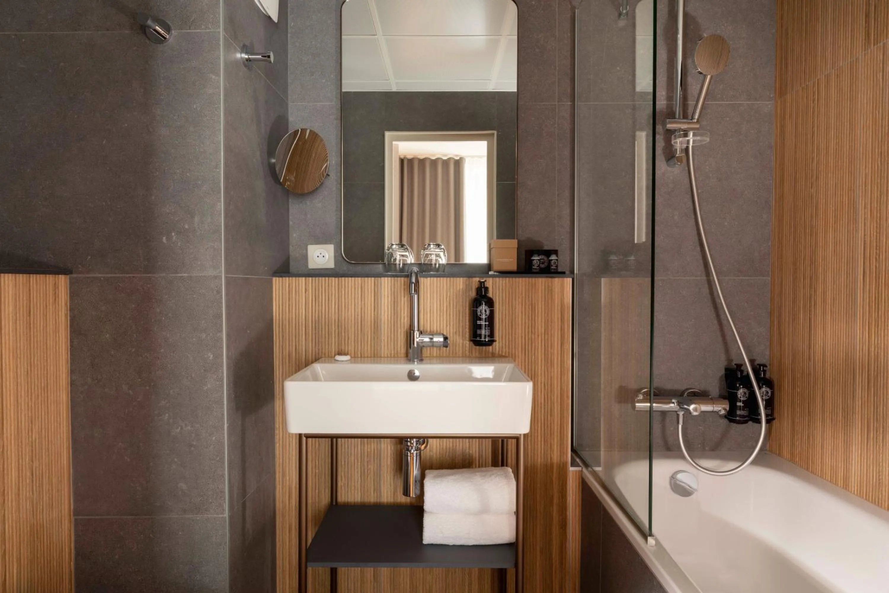 Bathroom in Hôtel Le Cardinal