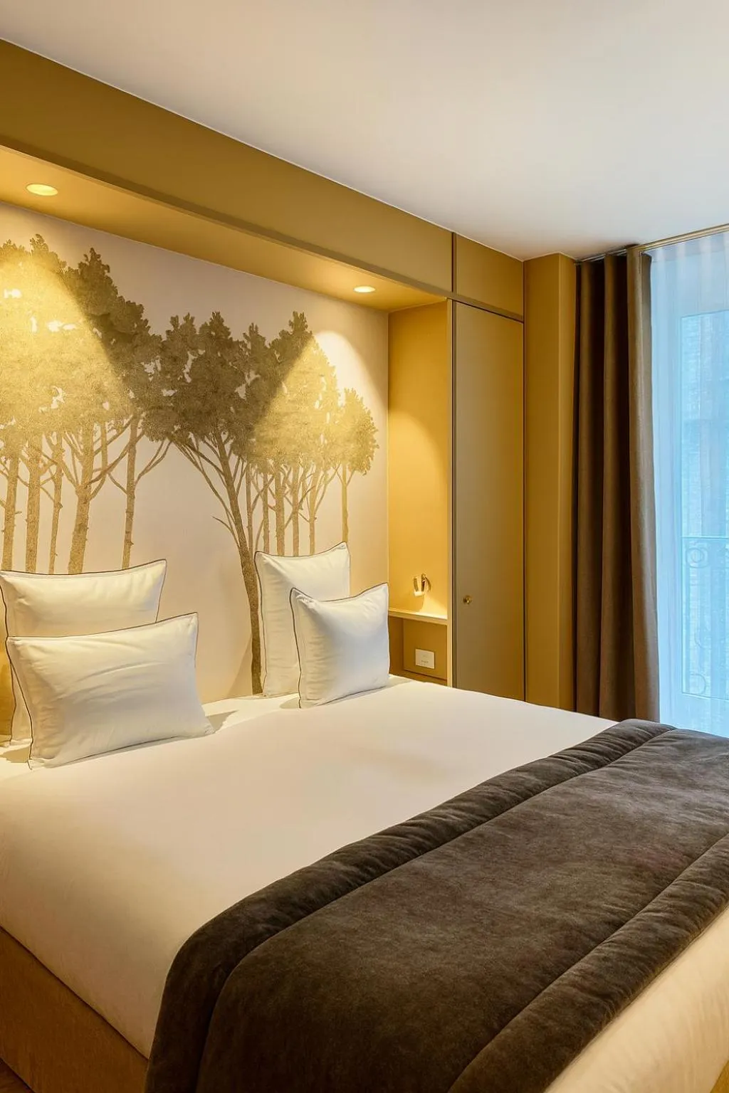 Bed in Hôtel Le Cardinal