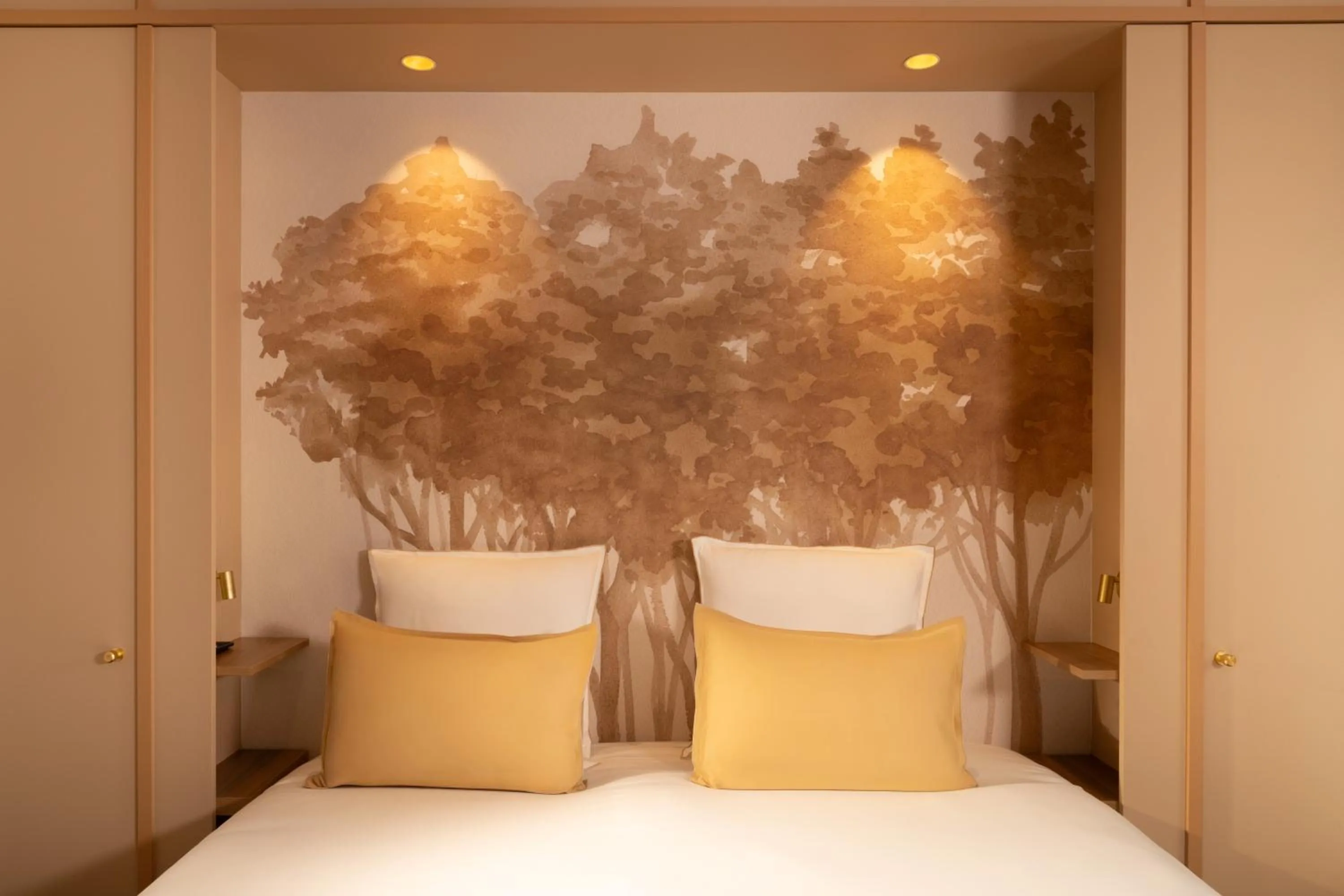 Bed in Hôtel Le Cardinal