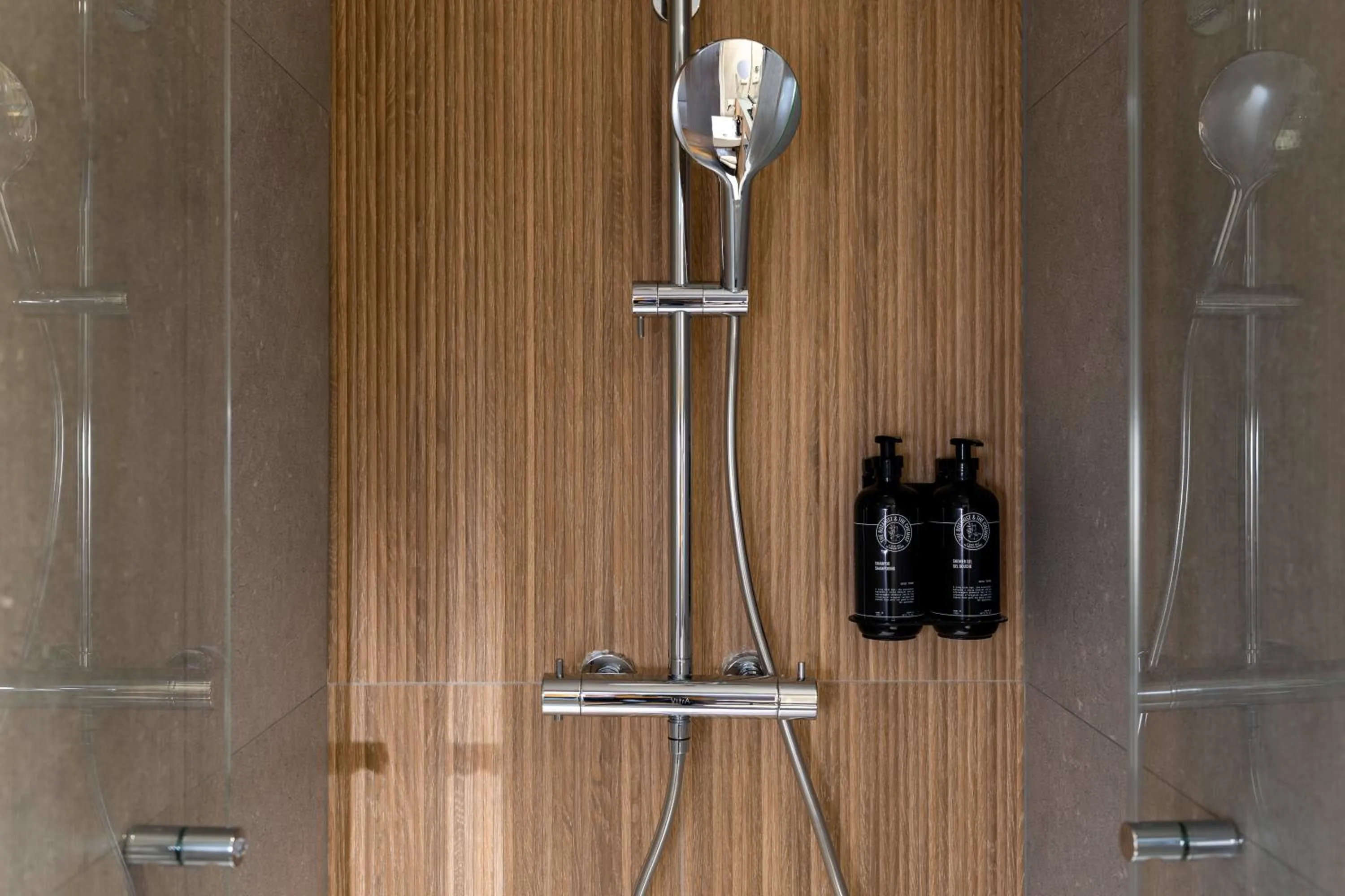 Shower in Hôtel Le Cardinal