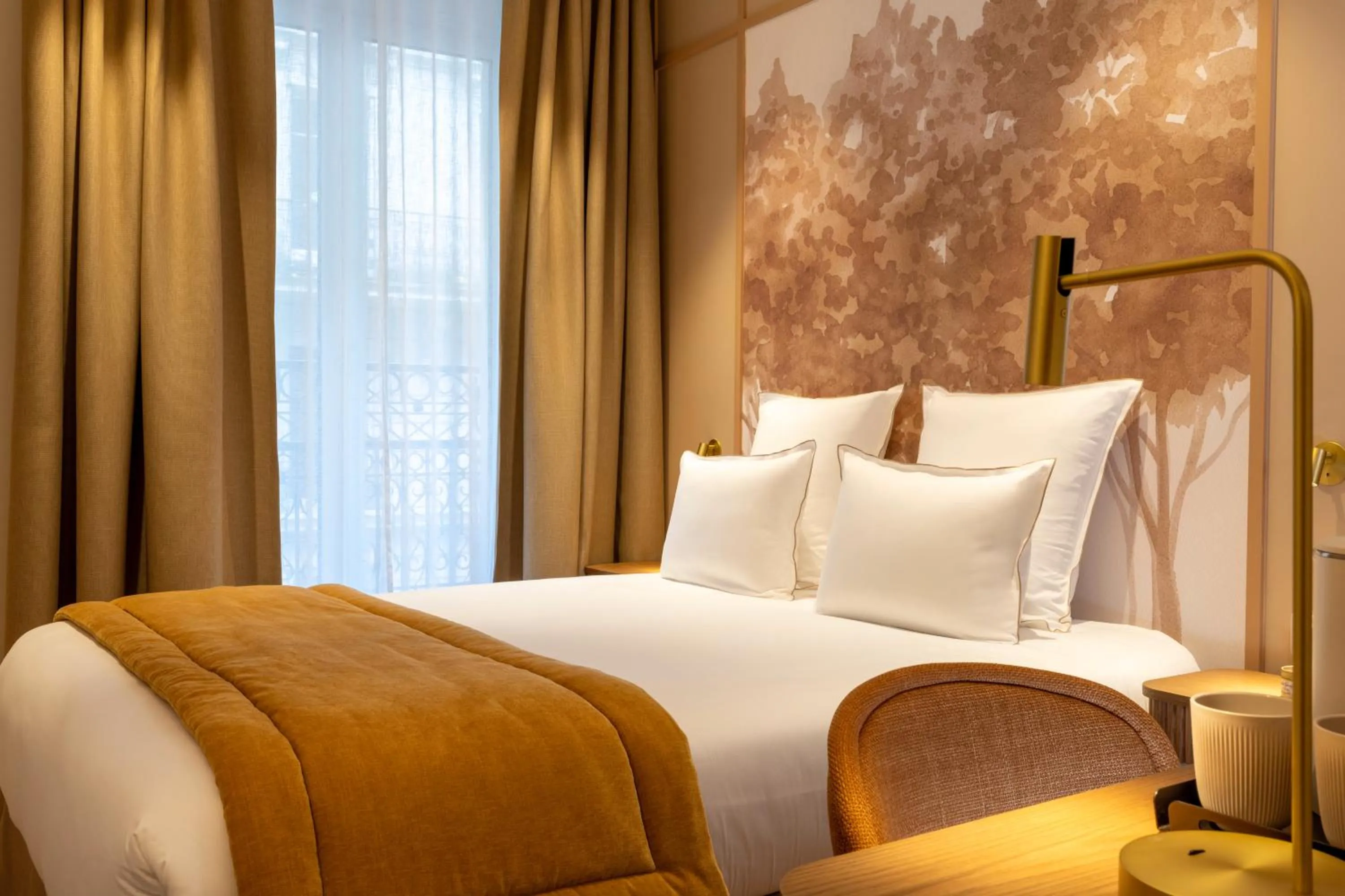 Bed in Hôtel Le Cardinal