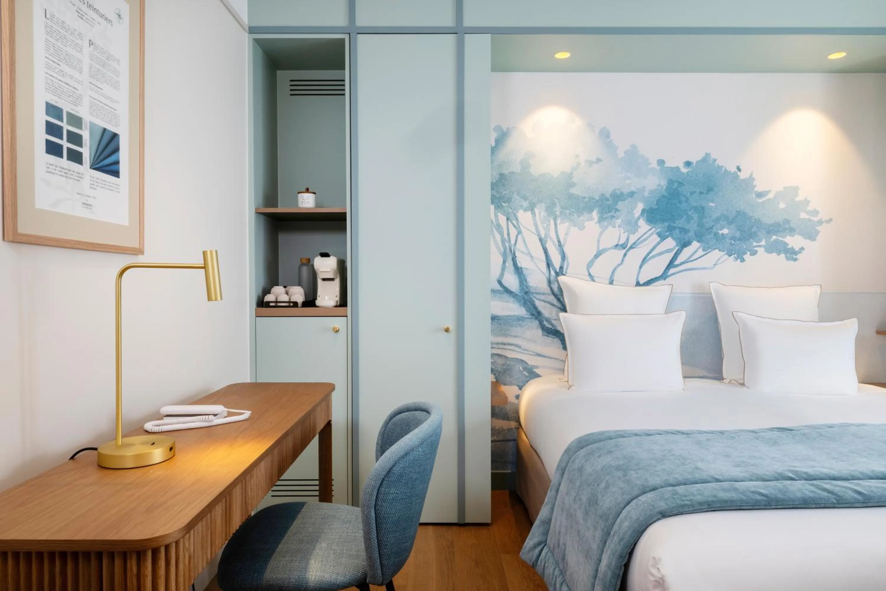 Coffee/tea facilities, Bed in Hôtel Le Cardinal