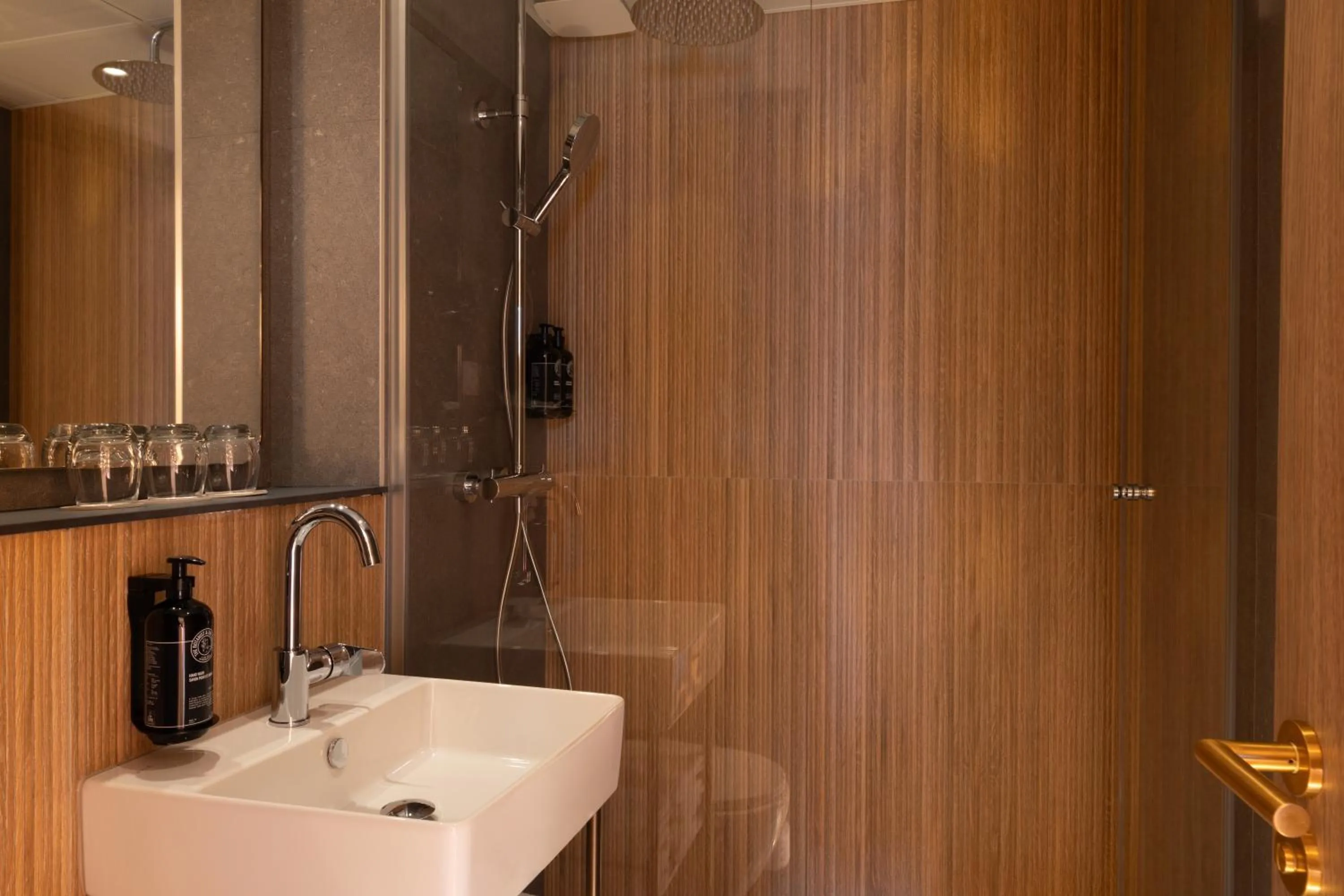 Shower in Hôtel Le Cardinal