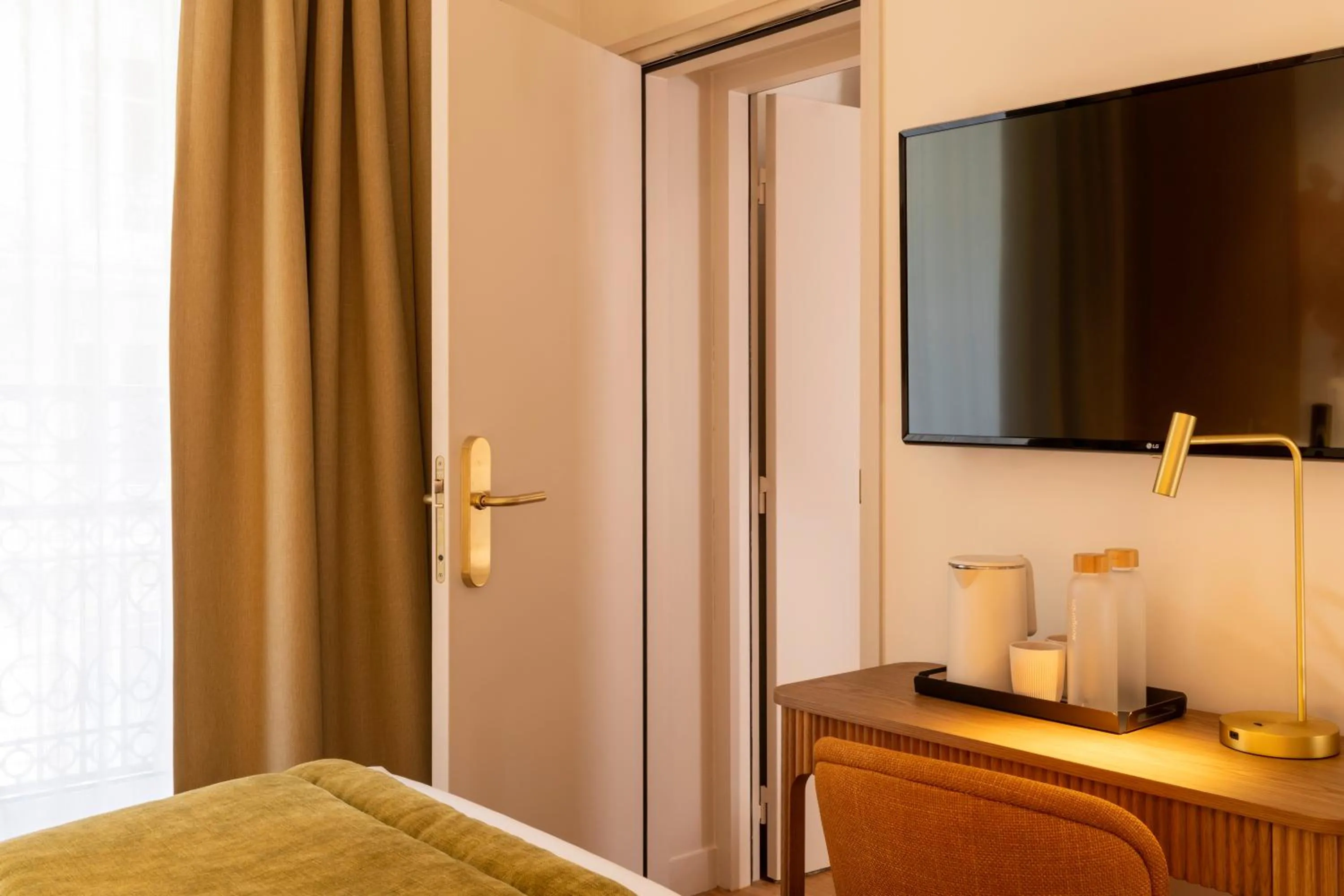 Photo of the whole room, Bed in Hôtel Le Cardinal