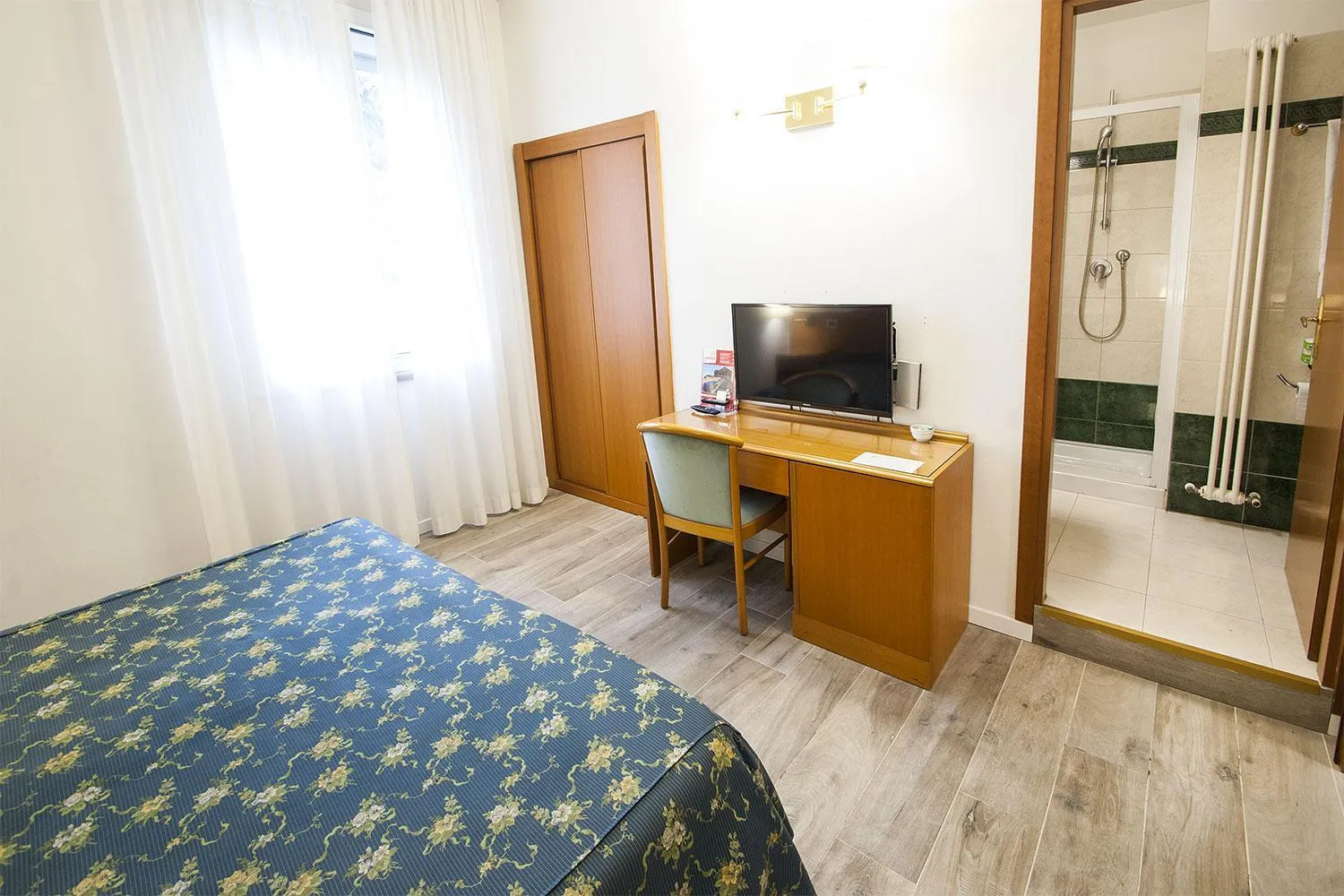 Bathroom, Bed in Hotel Italia