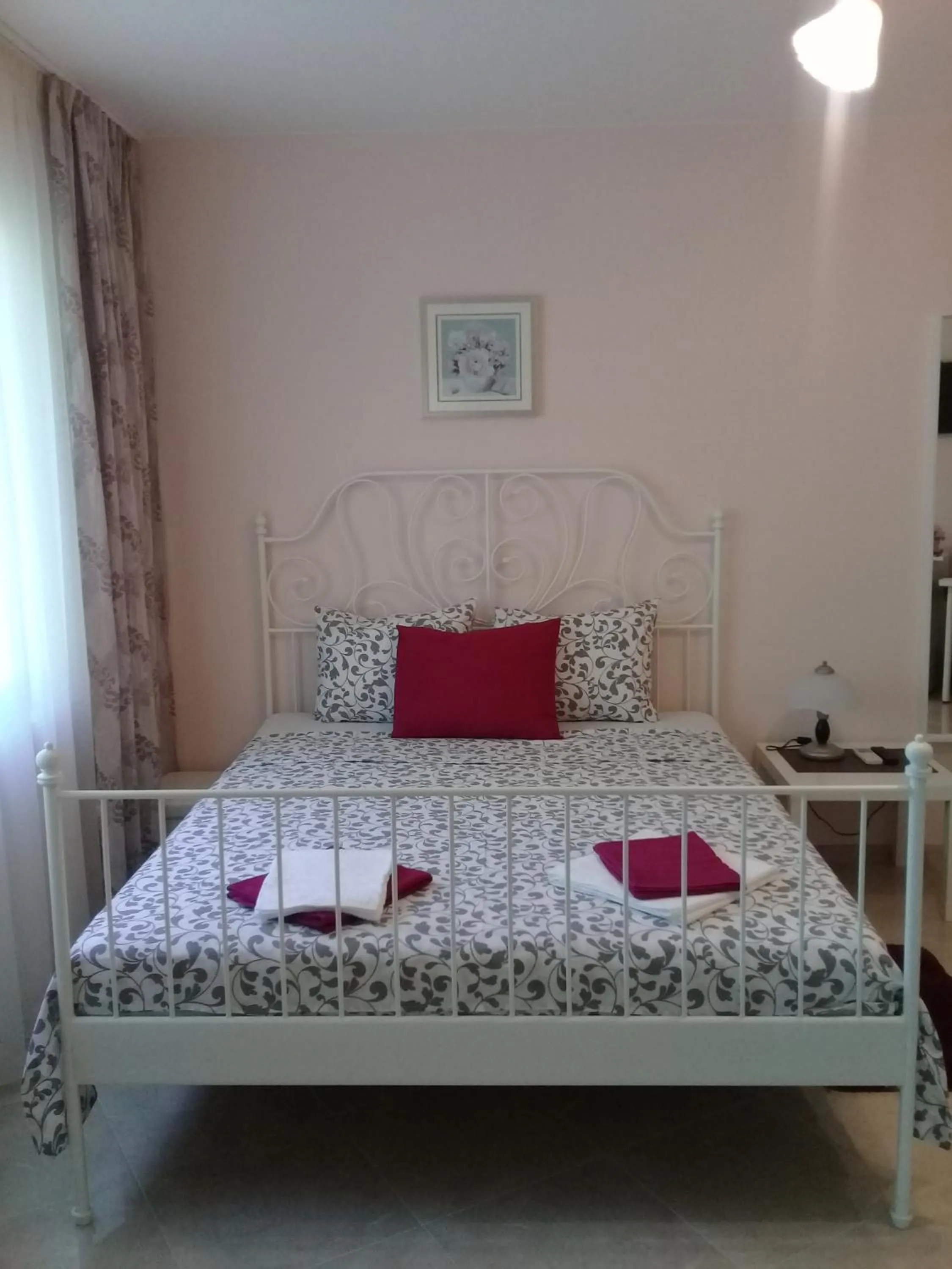 Bed in Sandanski Peak Guest Rooms
