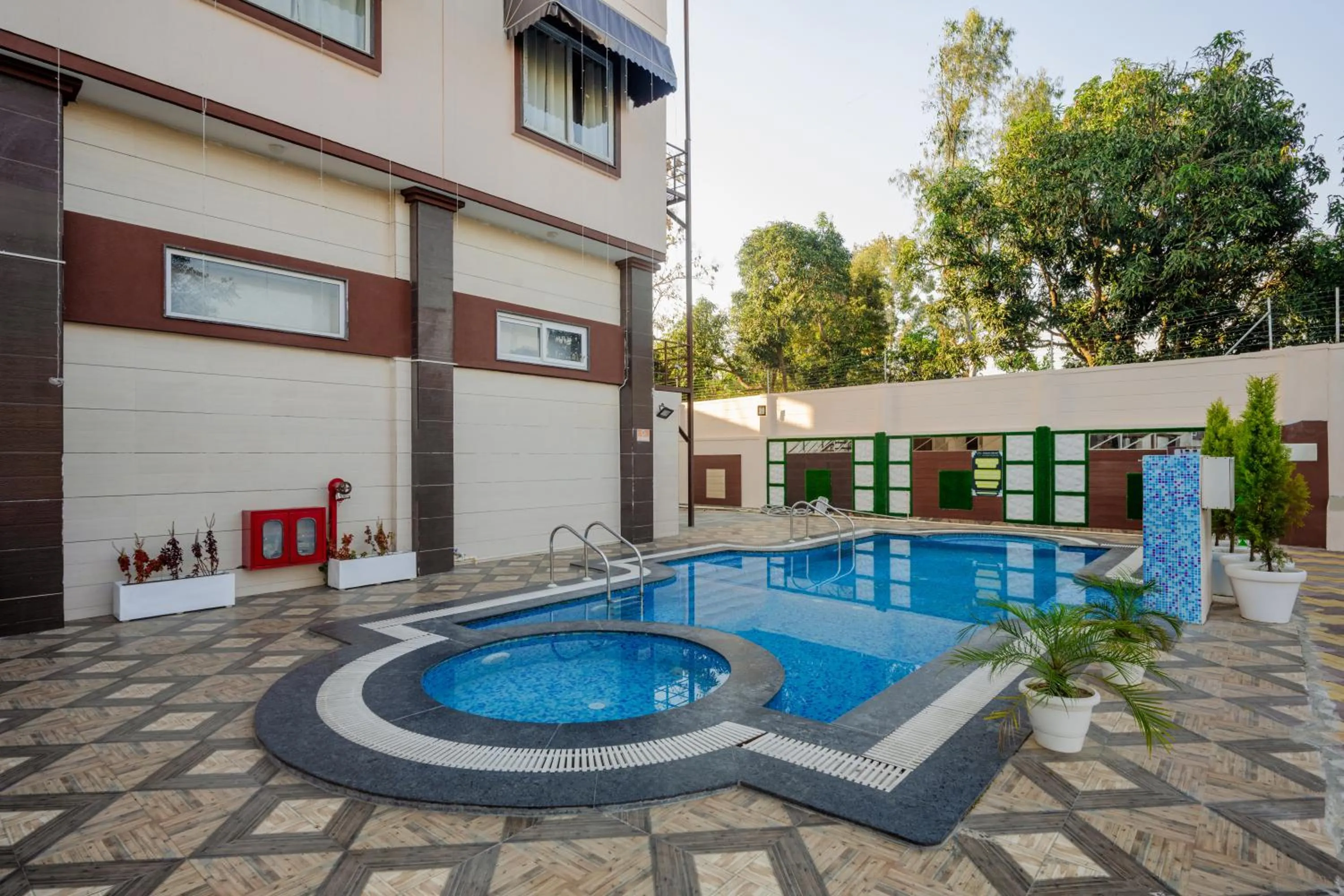 Swimming pool in Hotel Vasdaa Grand