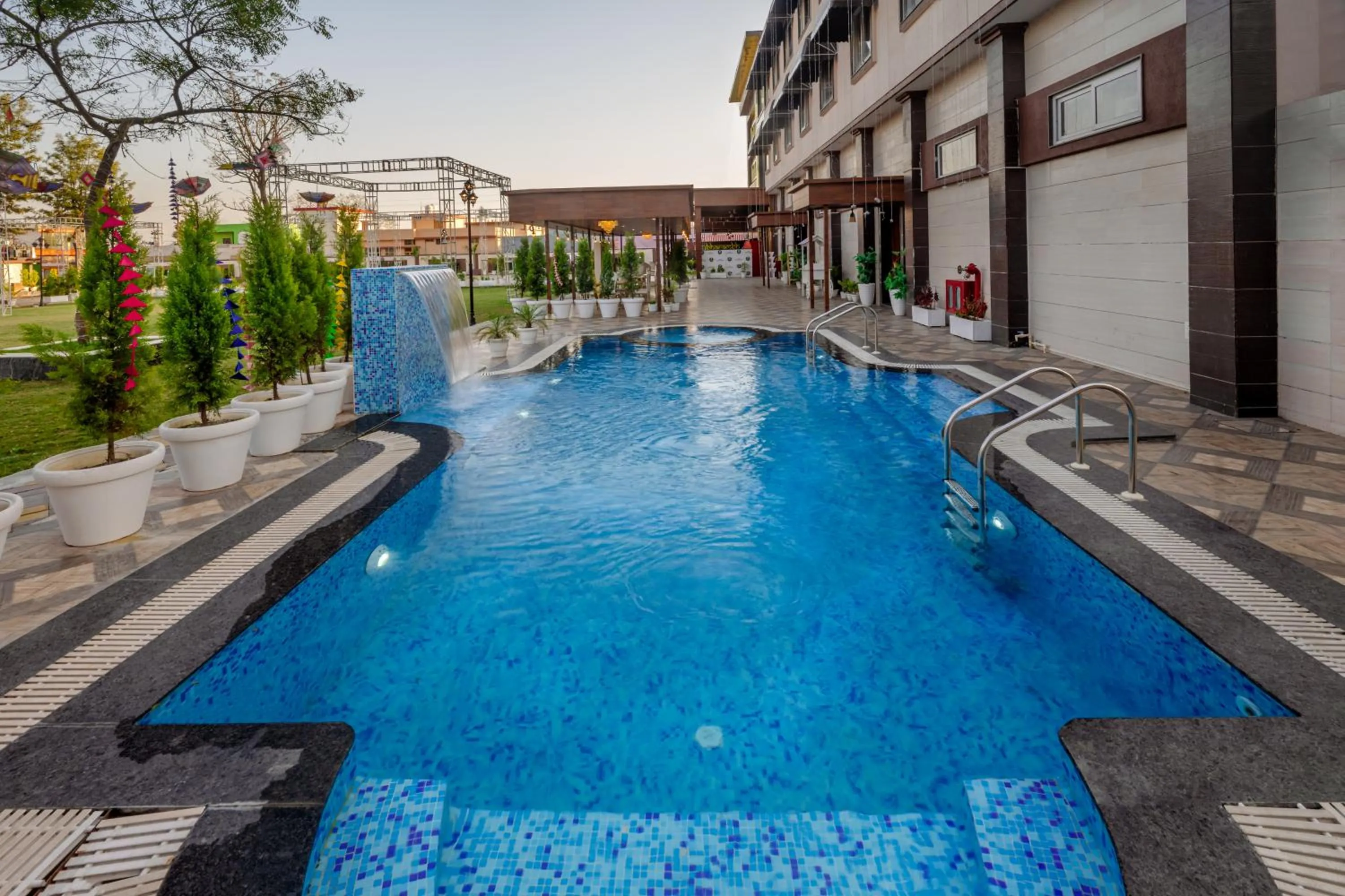 Swimming pool in Hotel Vasdaa Grand