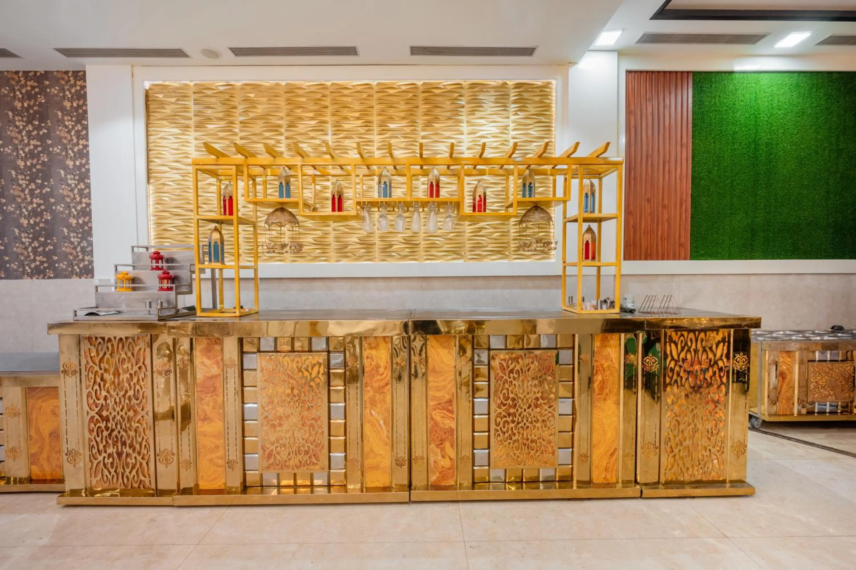 Restaurant/places to eat in Hotel Vasdaa Grand