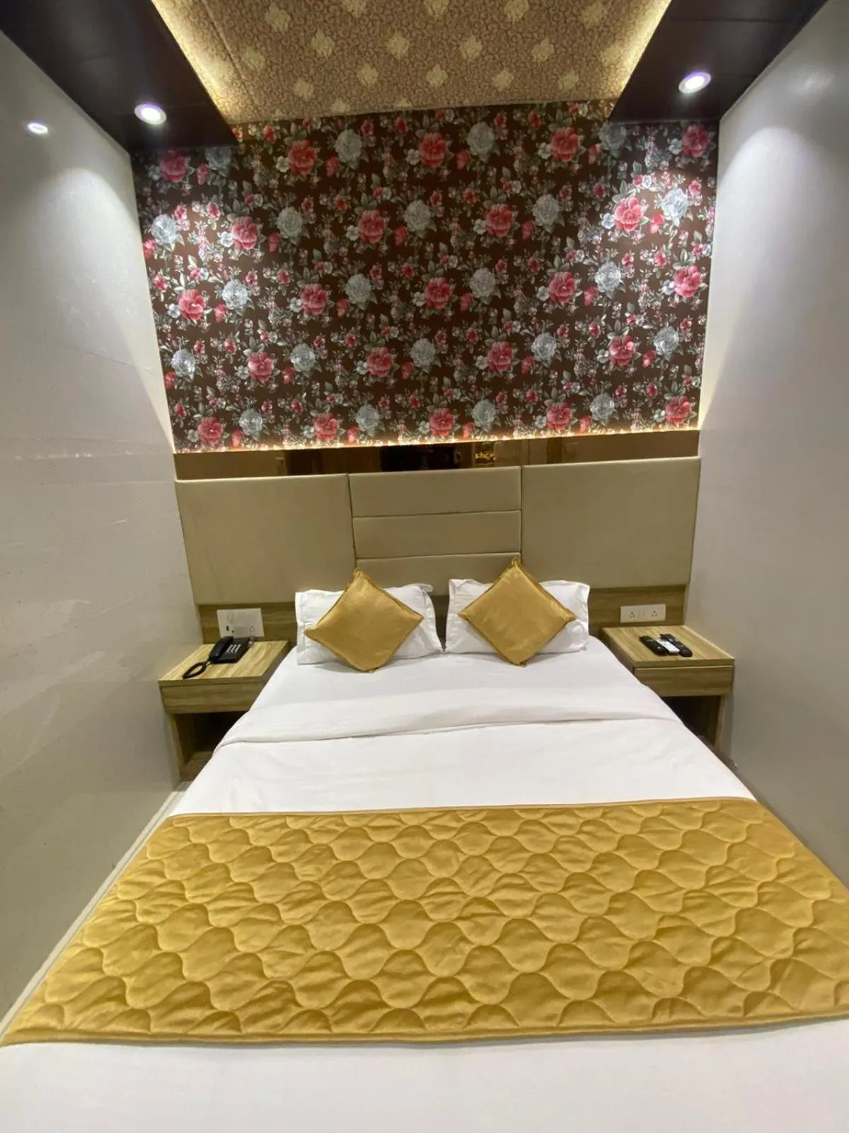 Bed in Hotel BKC CROWN - Near Trade Centre, Visa Consulate