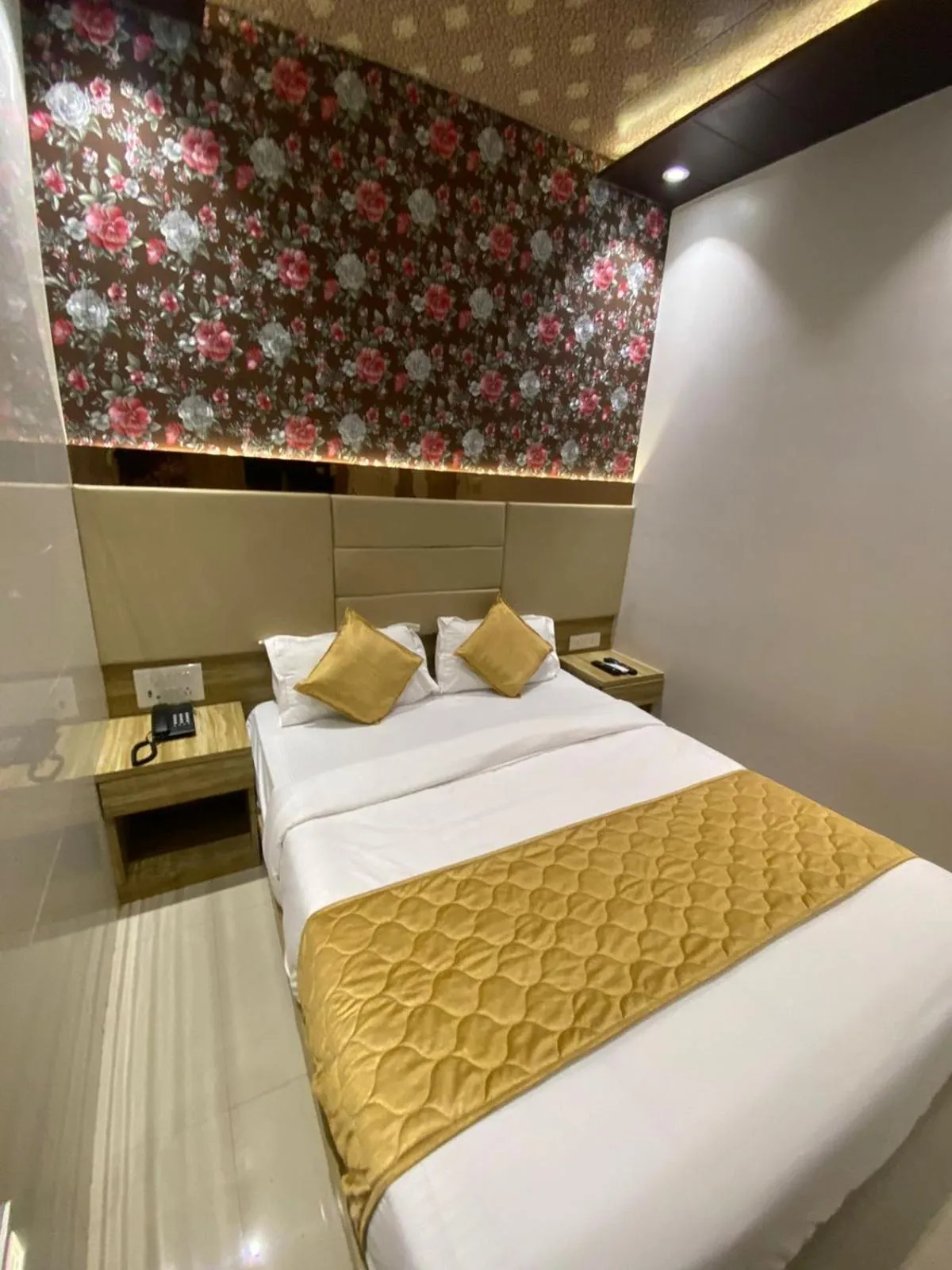Bed in Hotel BKC CROWN - Near Trade Centre, Visa Consulate
