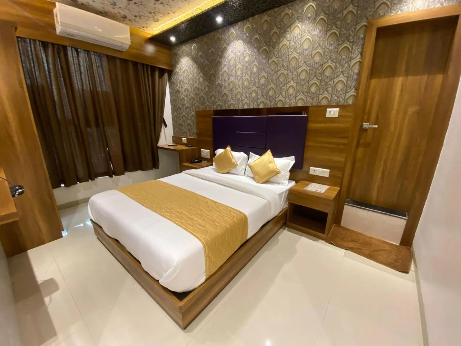 Bed in Hotel BKC CROWN - Near Trade Centre, Visa Consulate
