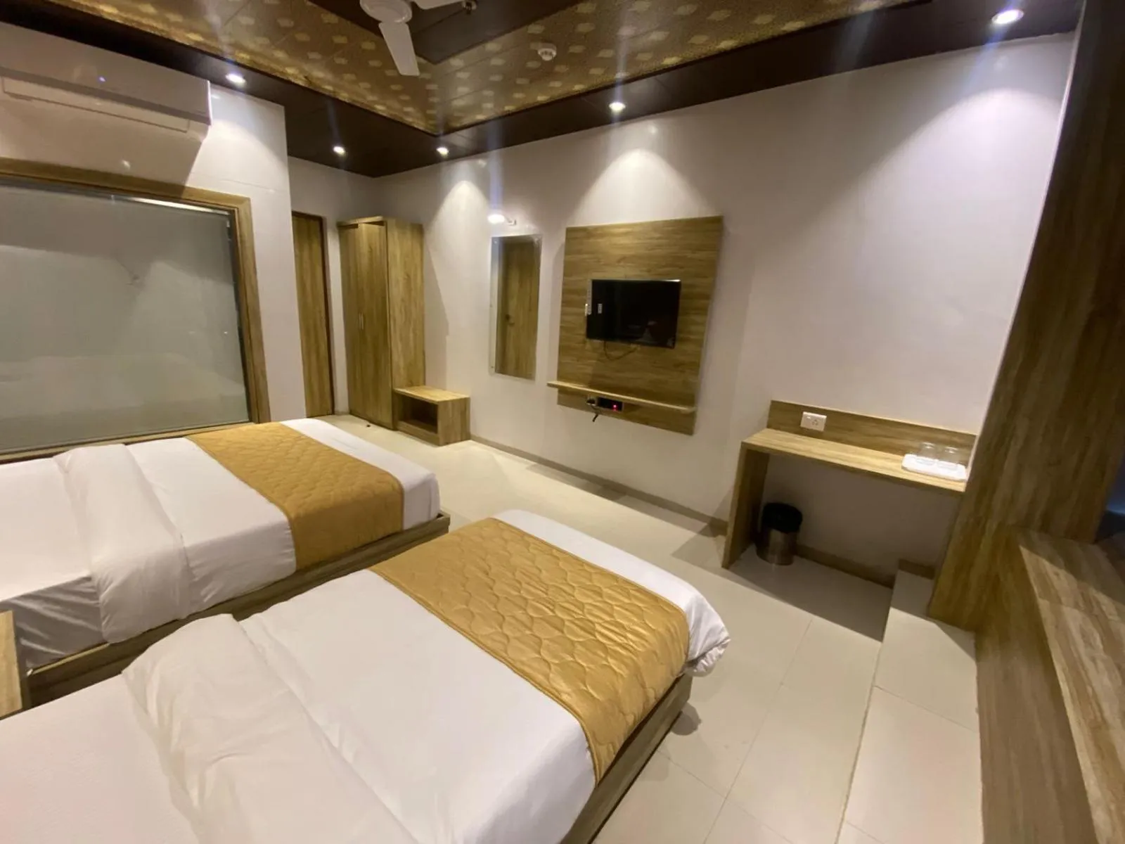 Bed in Hotel BKC CROWN - Near Trade Centre, Visa Consulate