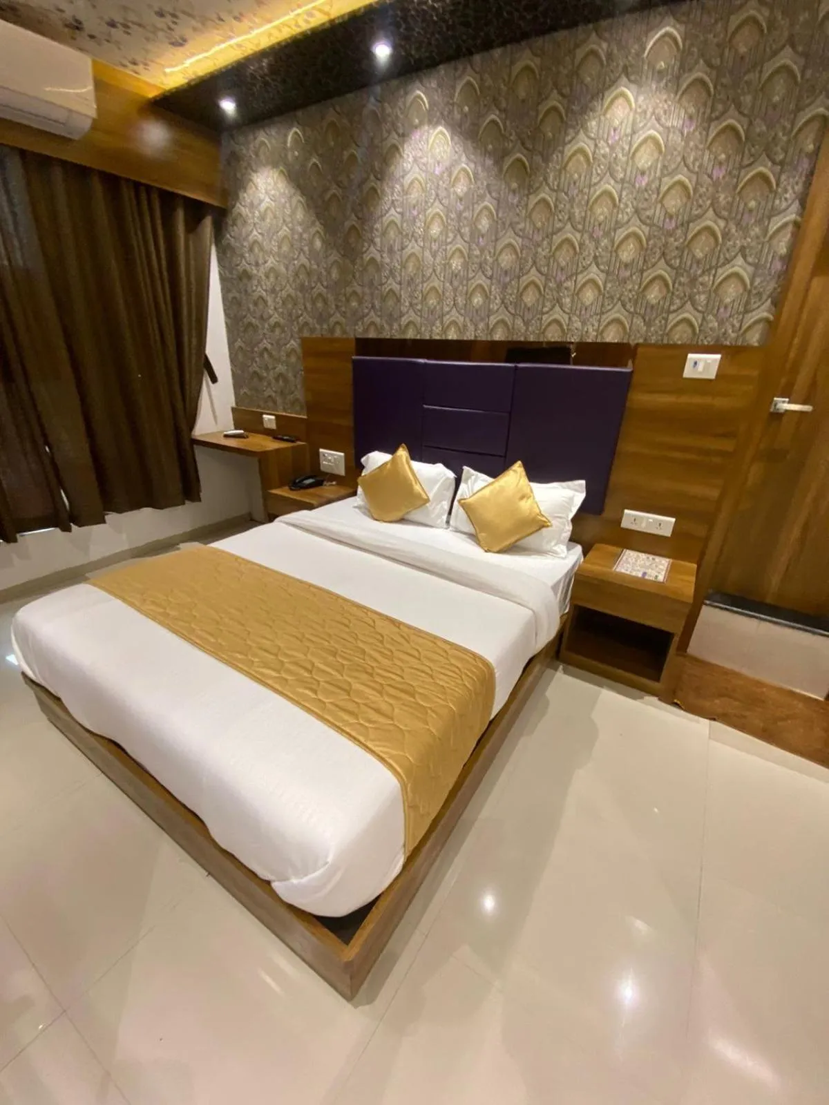 Bed in Hotel BKC CROWN - Near Trade Centre, Visa Consulate
