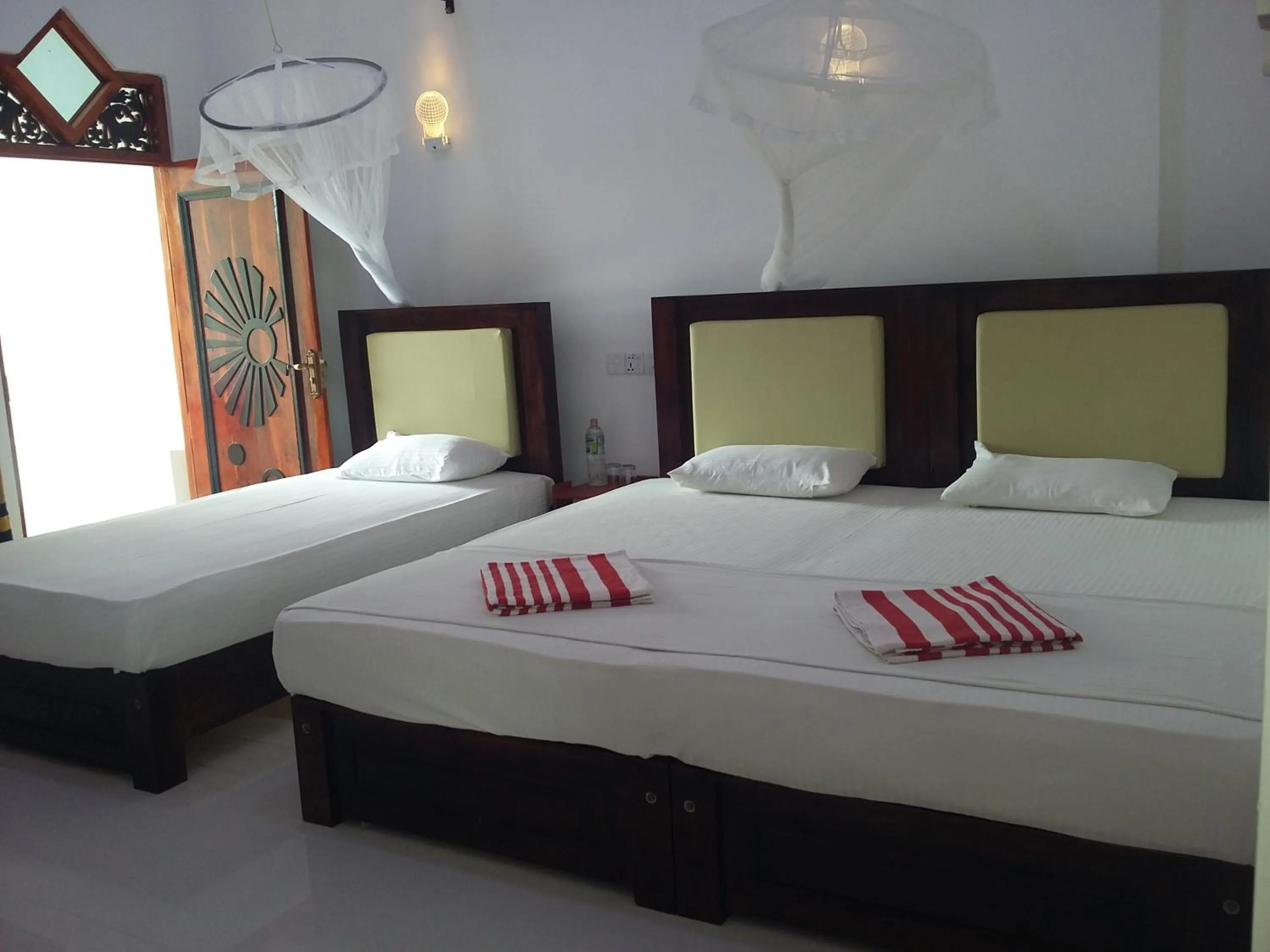 Photo of the whole room, Bed in Peacock Reach Hotel