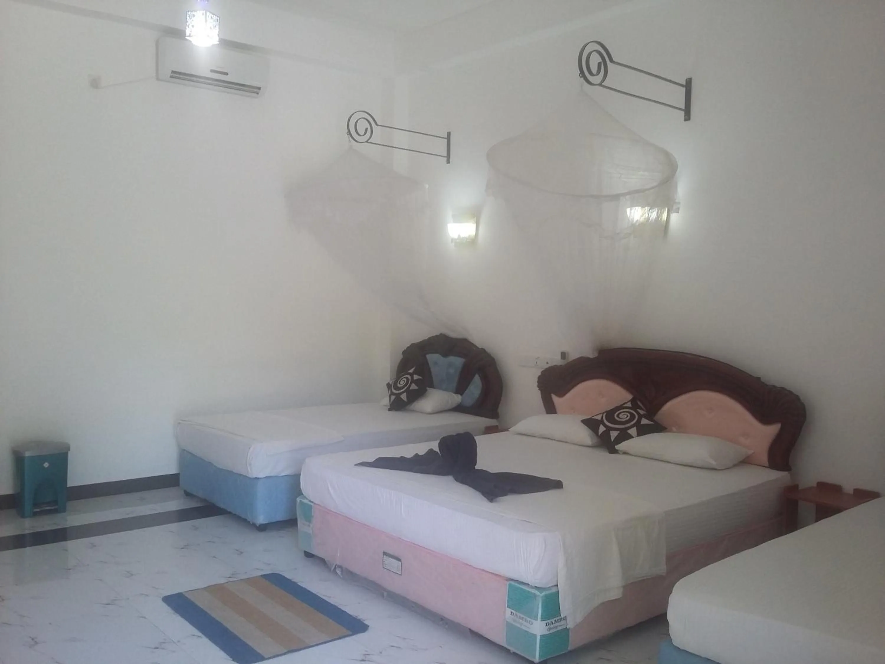 Photo of the whole room, Bed in Peacock Reach Hotel