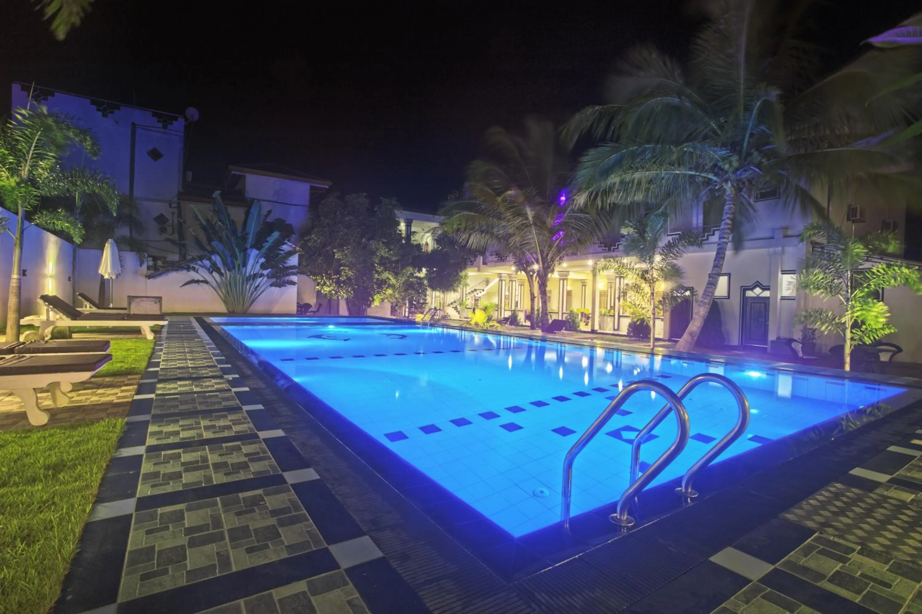 Swimming pool in Peacock Reach Hotel