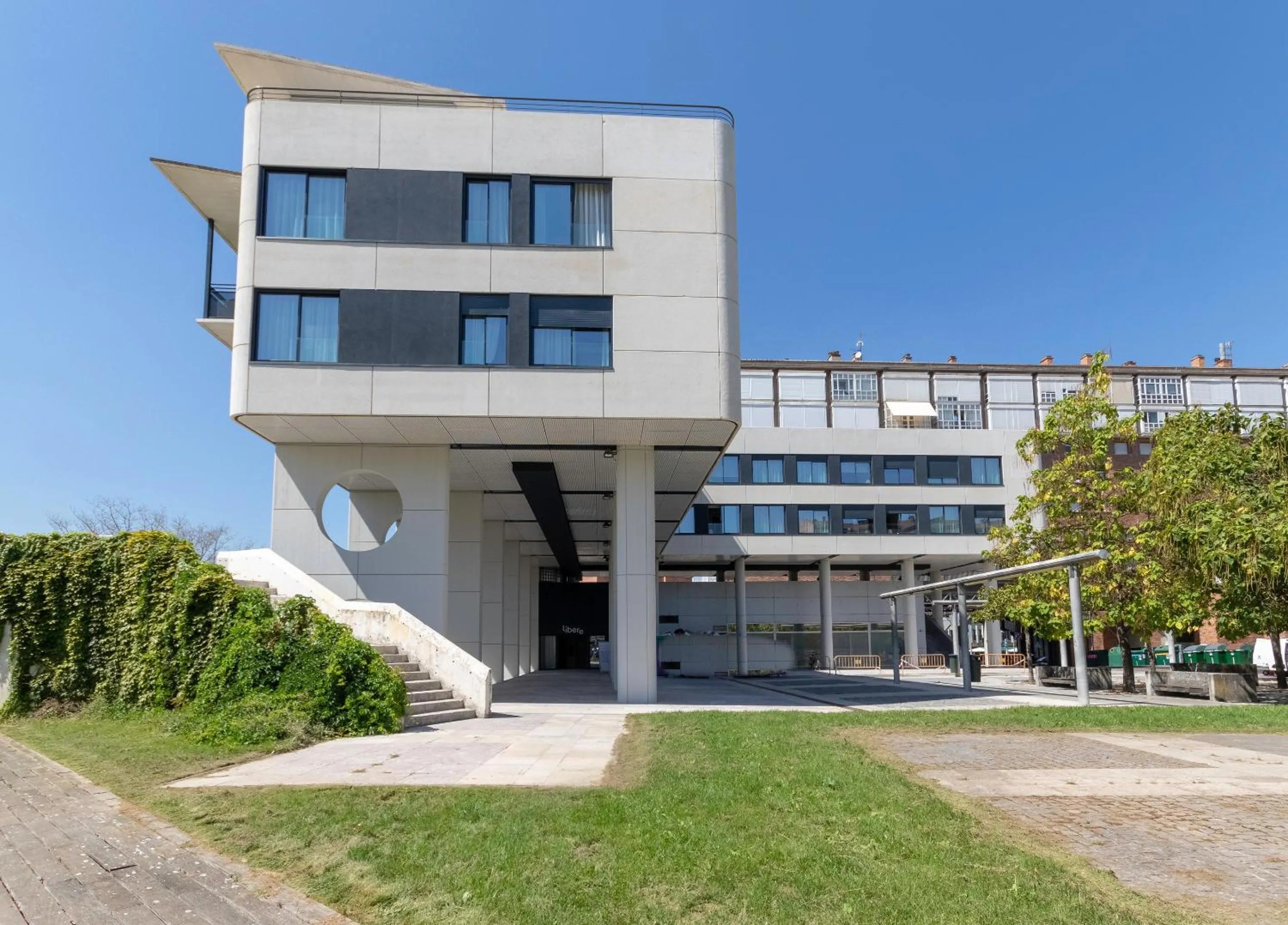Property building in Líbere Pamplona Yamaguchi