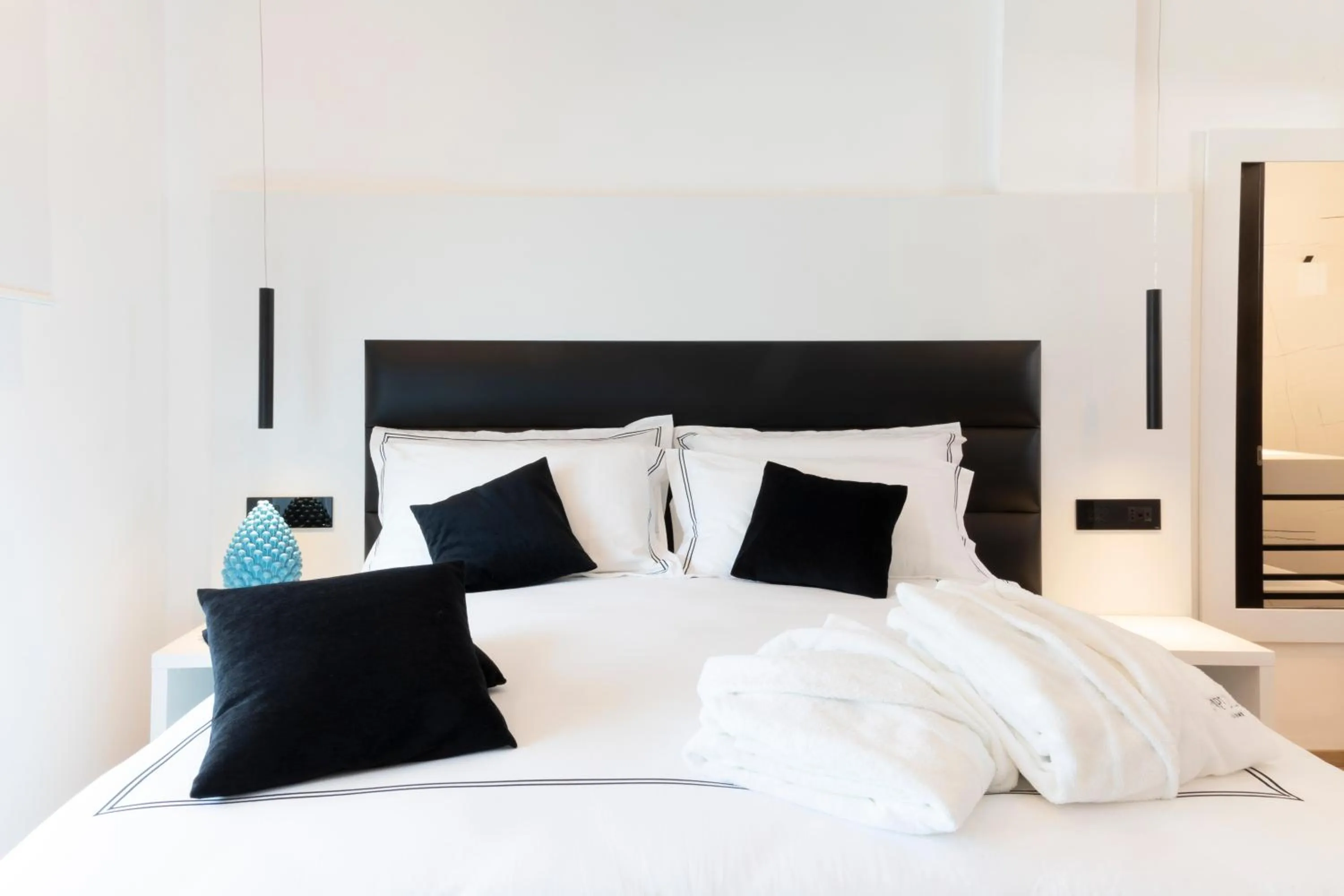 Bed in Popula Rooms & Mediterranean Bay