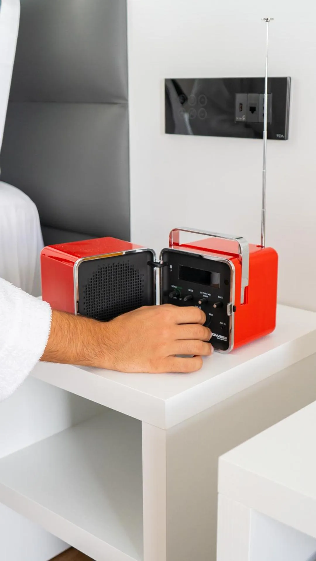 TV and multimedia in Popula Rooms & Mediterranean Bay