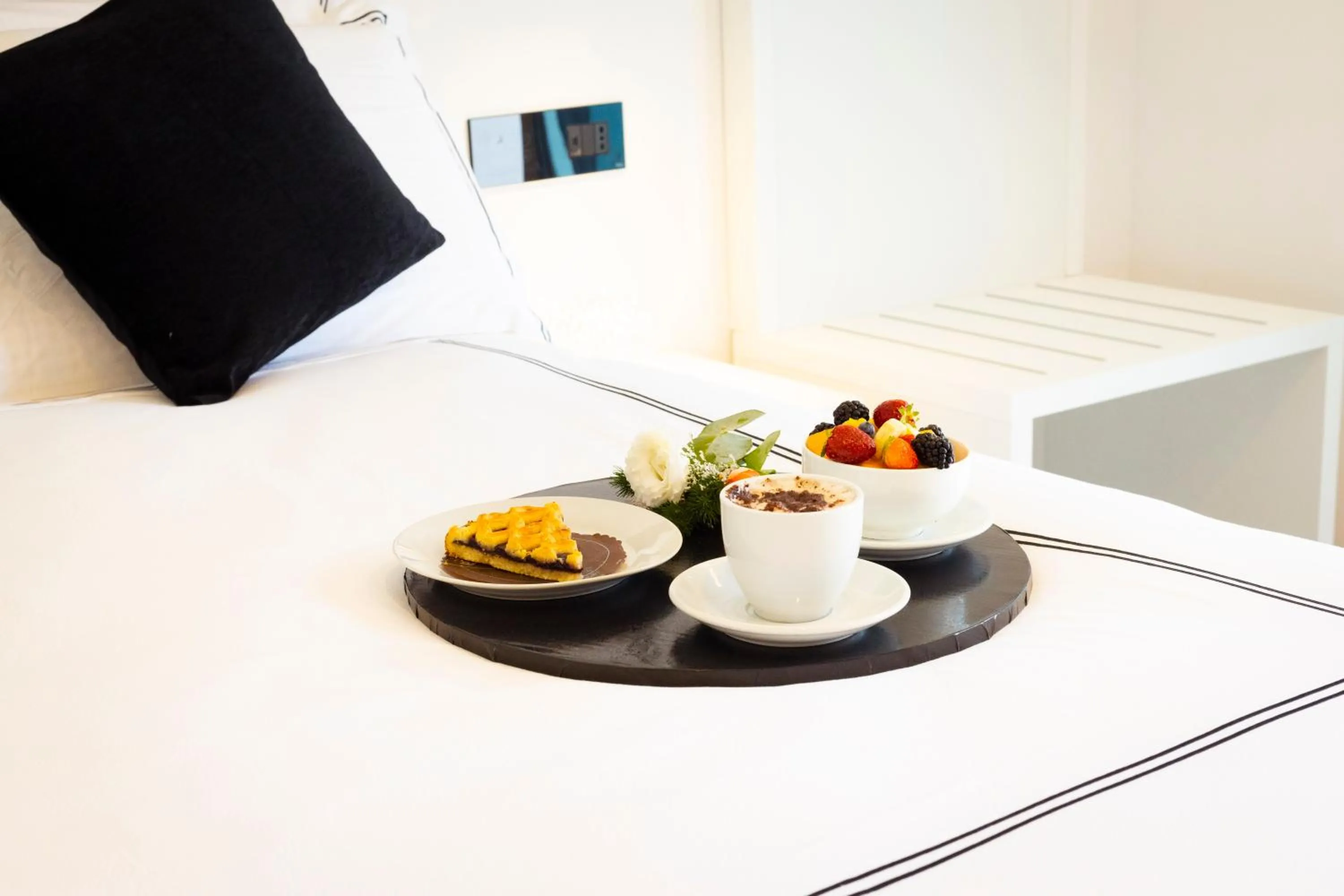 Food and drinks in Popula Rooms & Mediterranean Bay