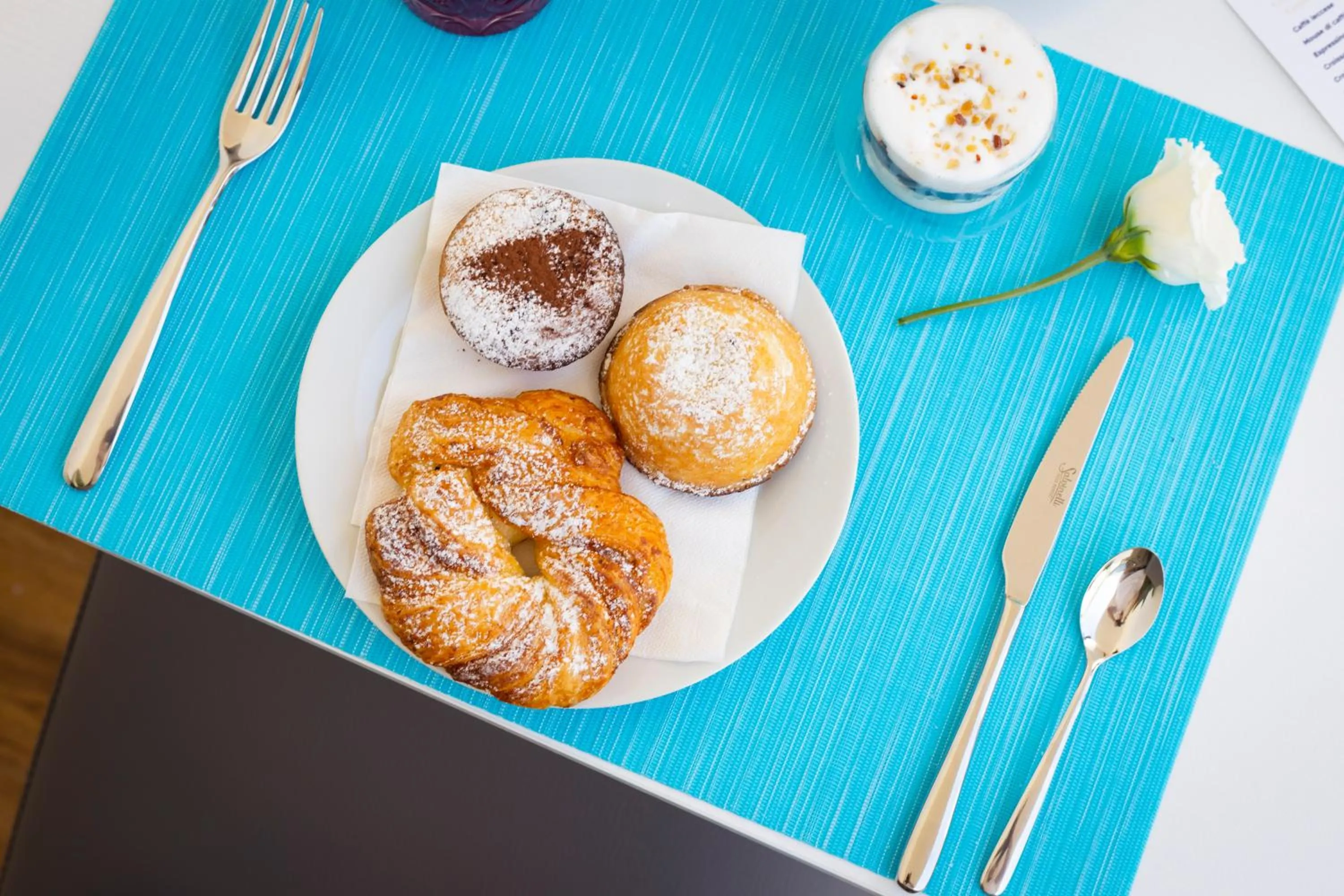 Food and drinks in Popula Rooms & Mediterranean Bay