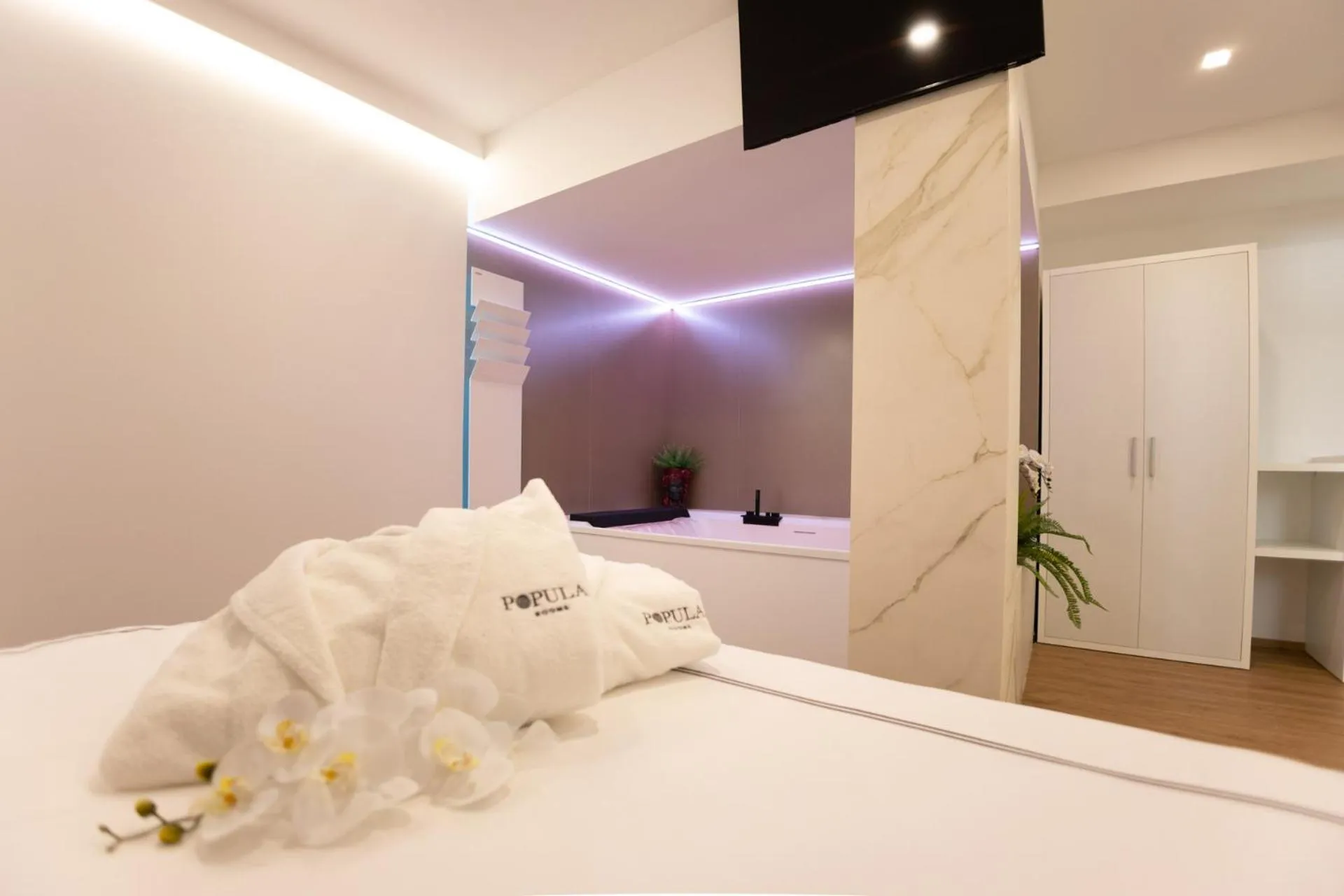 Bed in Popula Rooms & Mediterranean Bay