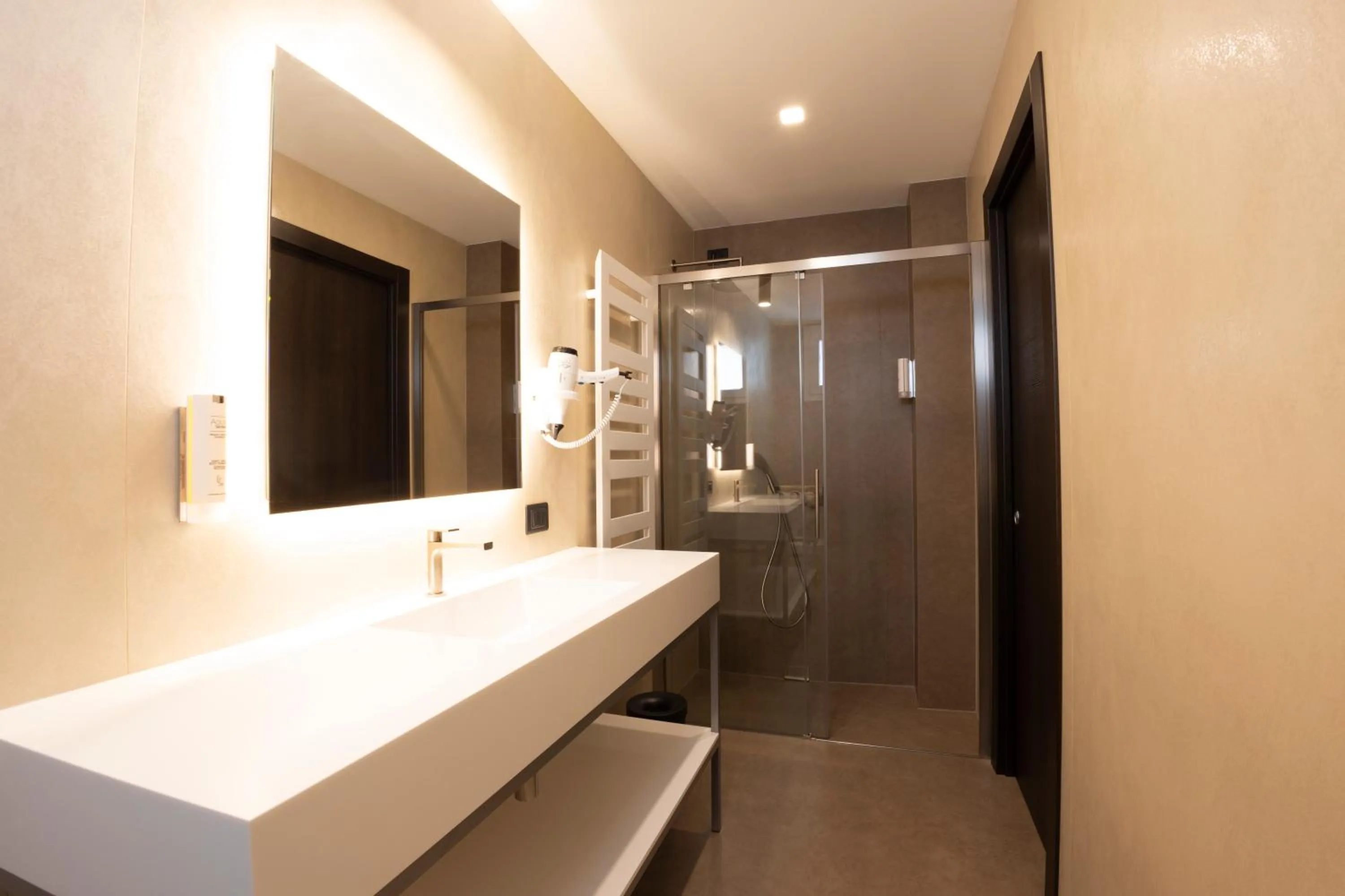 Shower in Popula Rooms & Mediterranean Bay