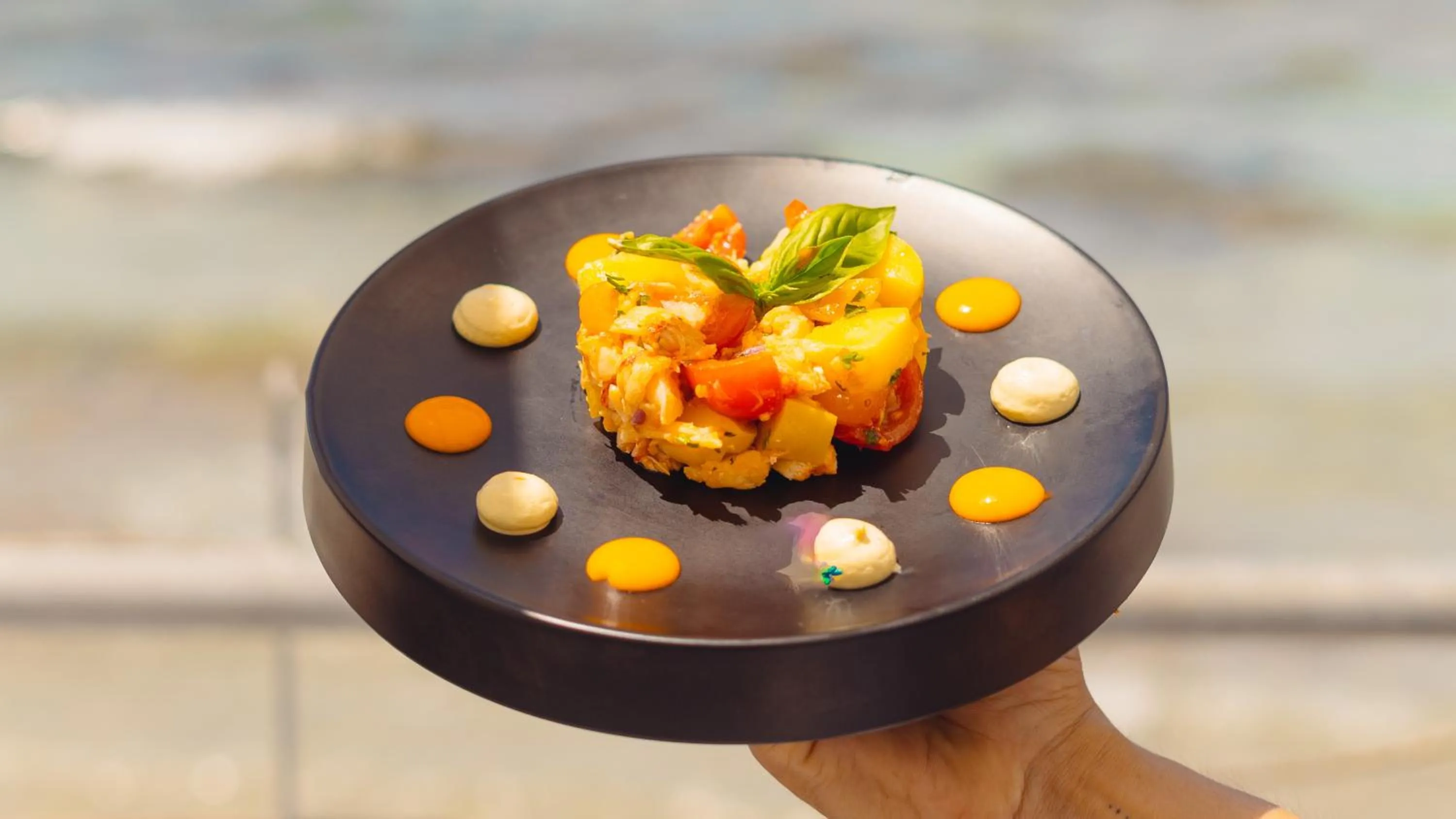 Food and drinks in Popula Rooms & Mediterranean Bay