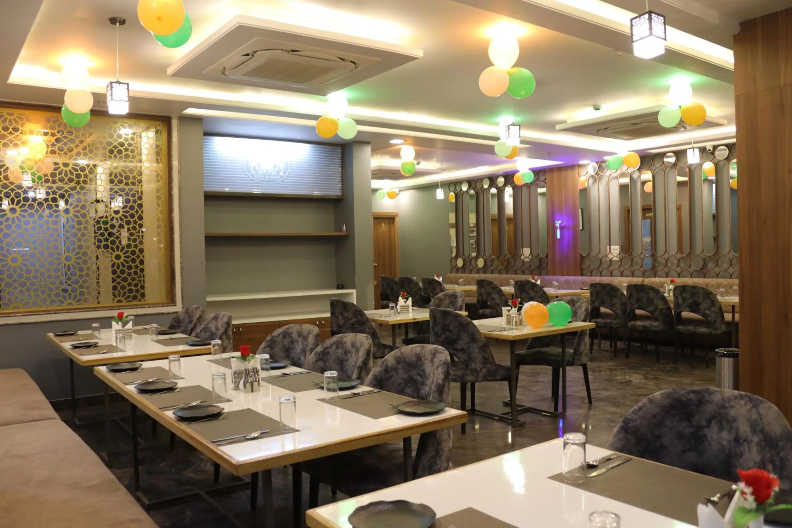 Restaurant/places to eat in Hotel Jai Harsh