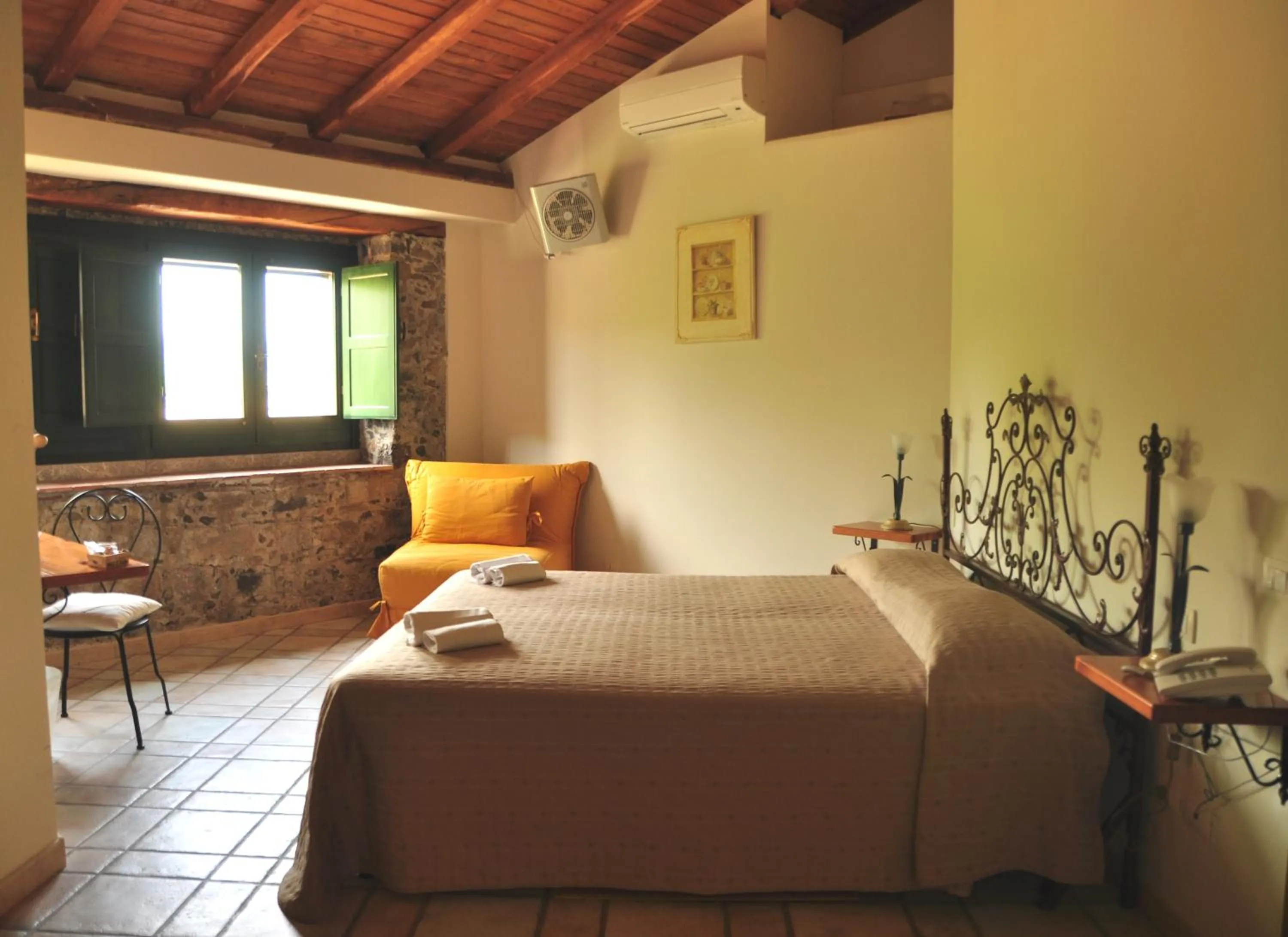 Bed in Antico Borgo Etneo Country Hotel