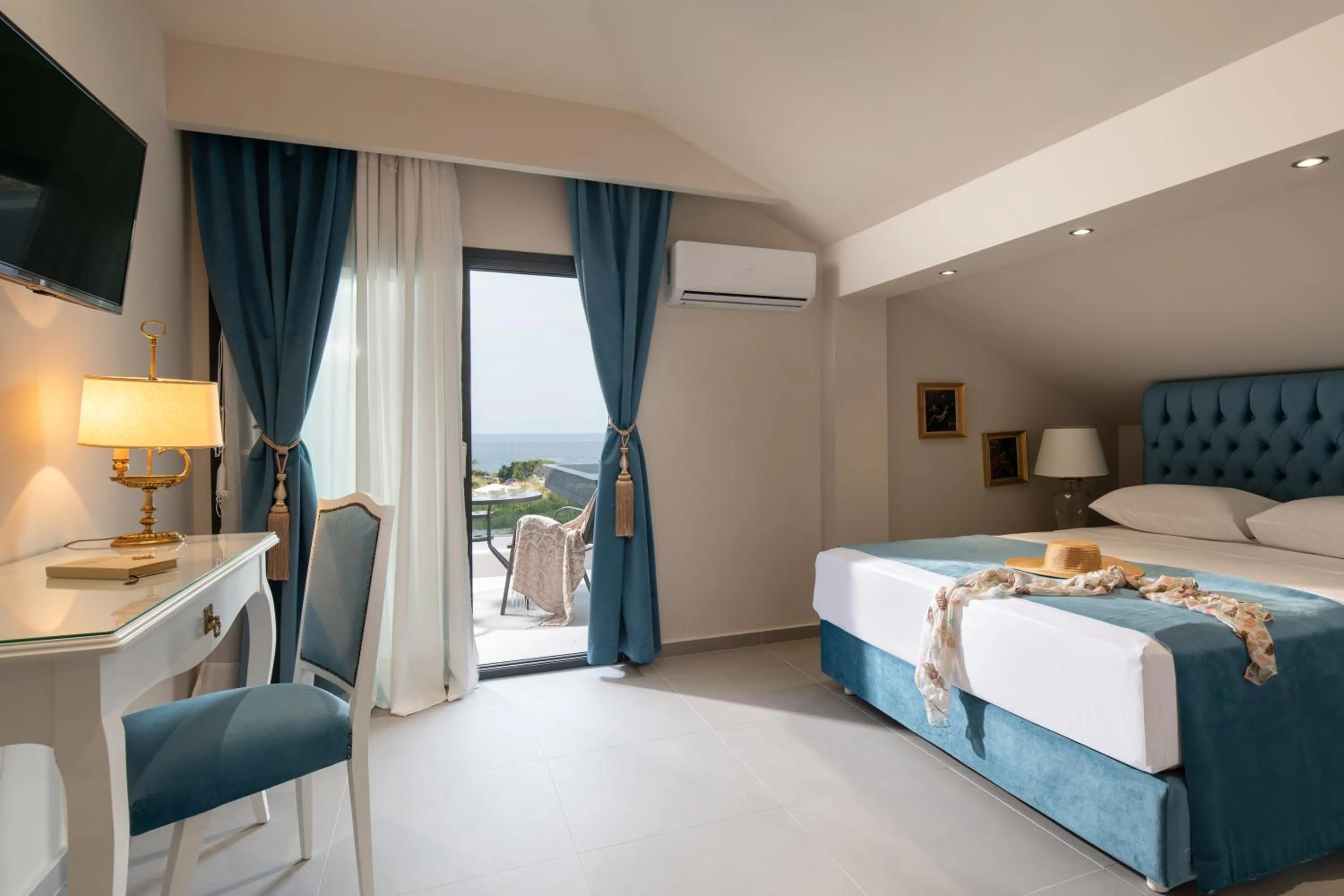 Bed in Mykoniatika Villas