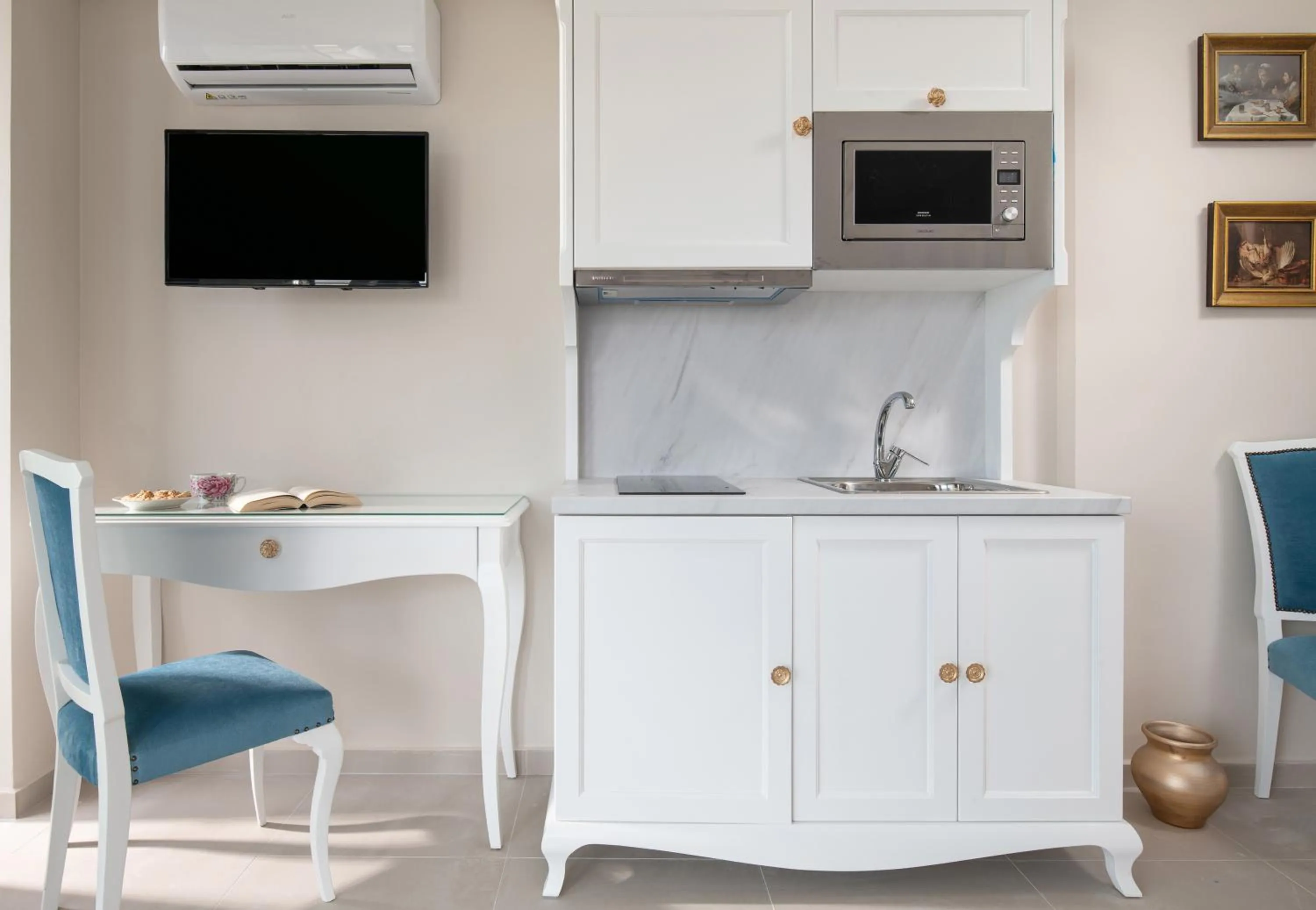 Kitchen or kitchenette in Mykoniatika Villas