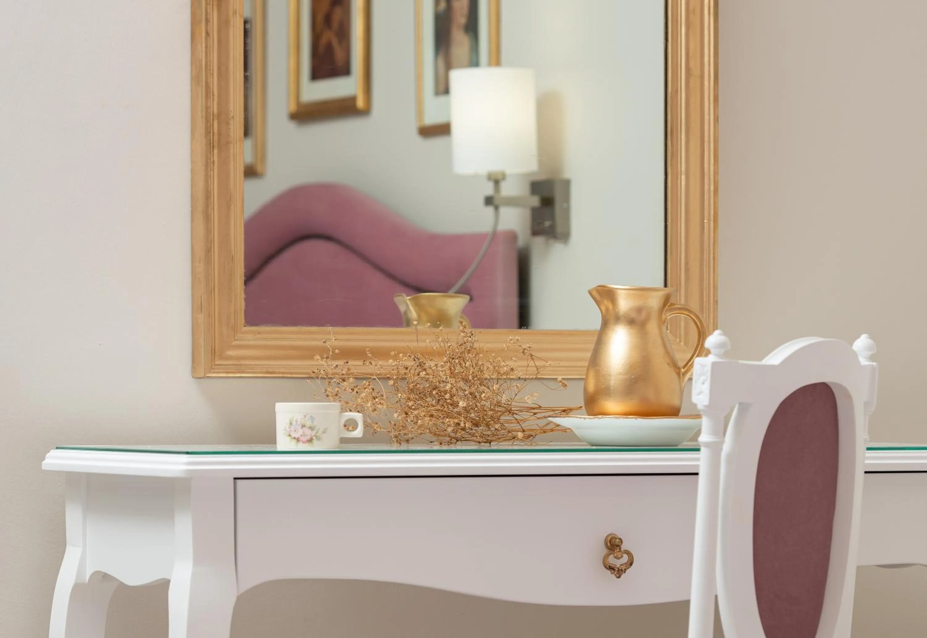 Communal lounge/ TV room in Mykoniatika Villas