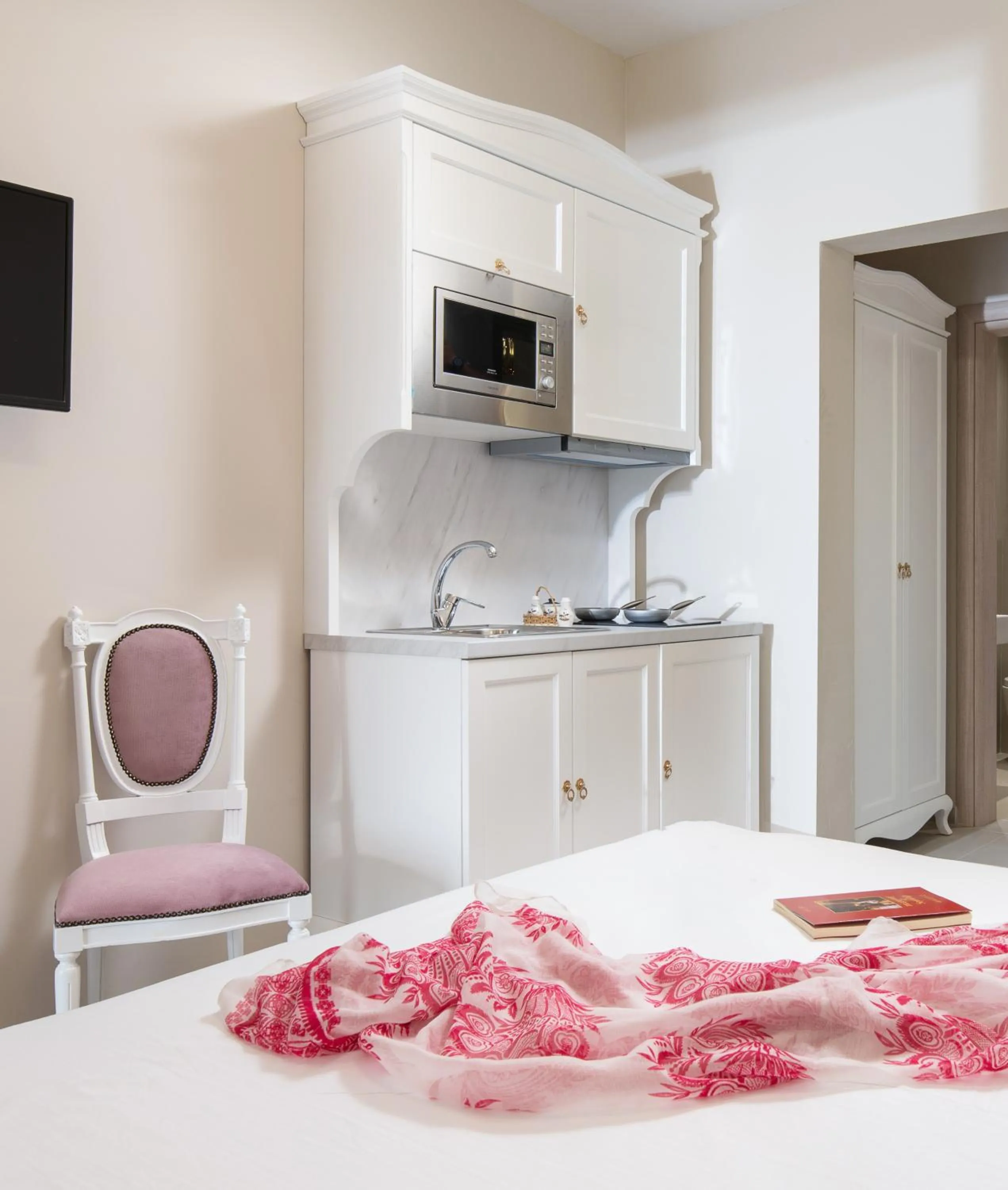 Kitchen or kitchenette, Bed in Mykoniatika Villas
