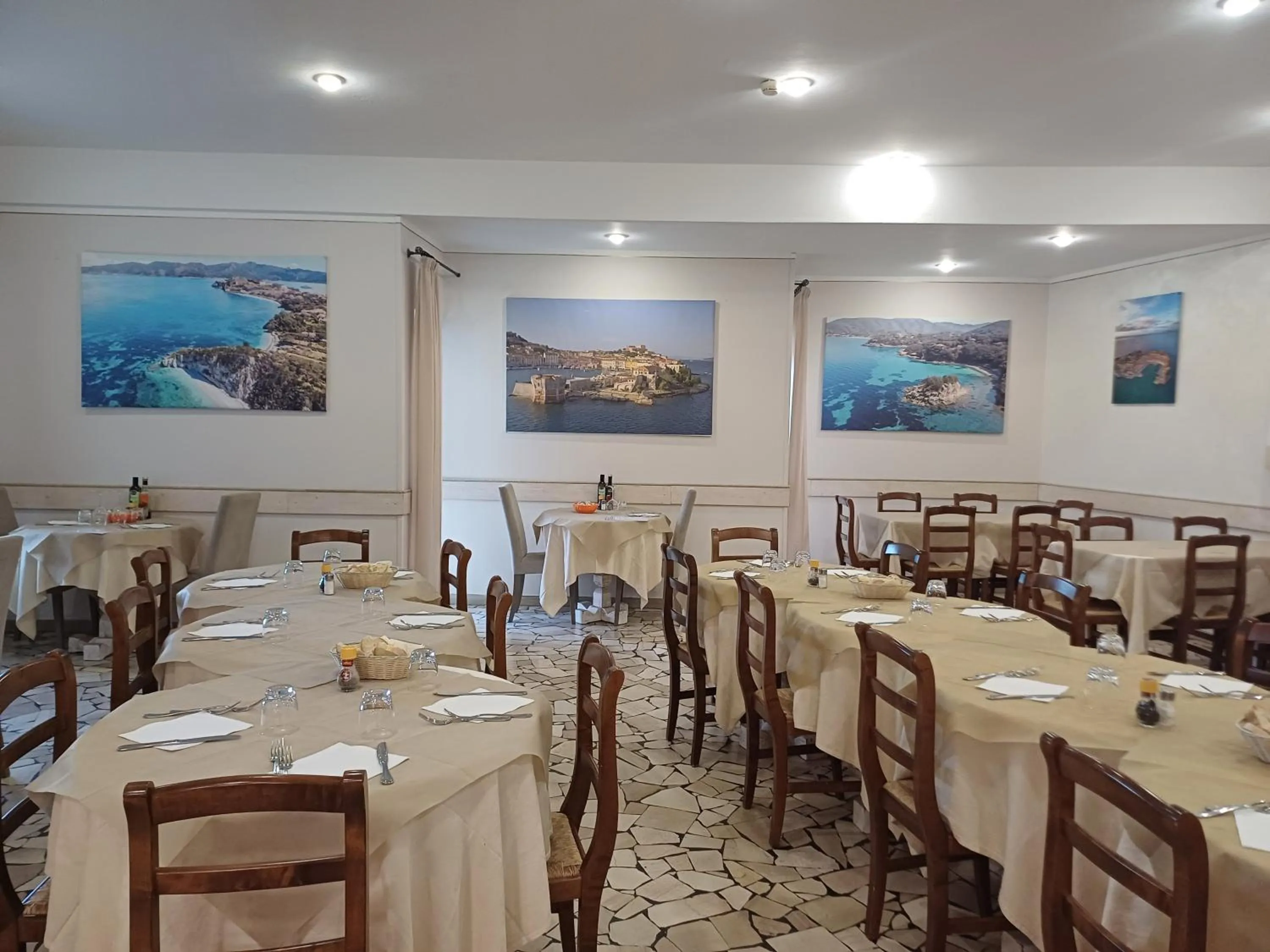 Restaurant/places to eat in Hotel Monna Lisa