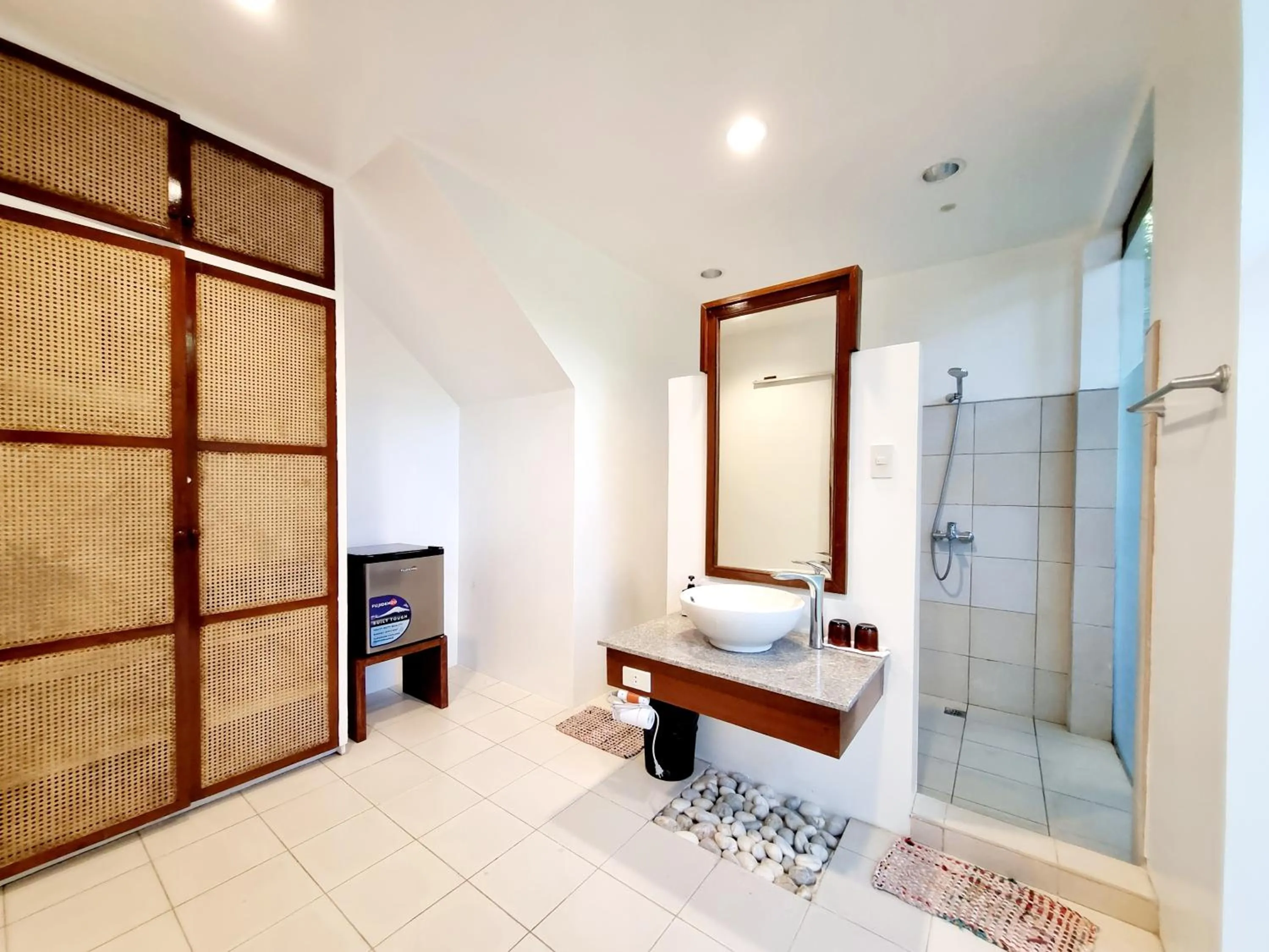 Shower, Bed in Casalay Boutique Villas & Dive