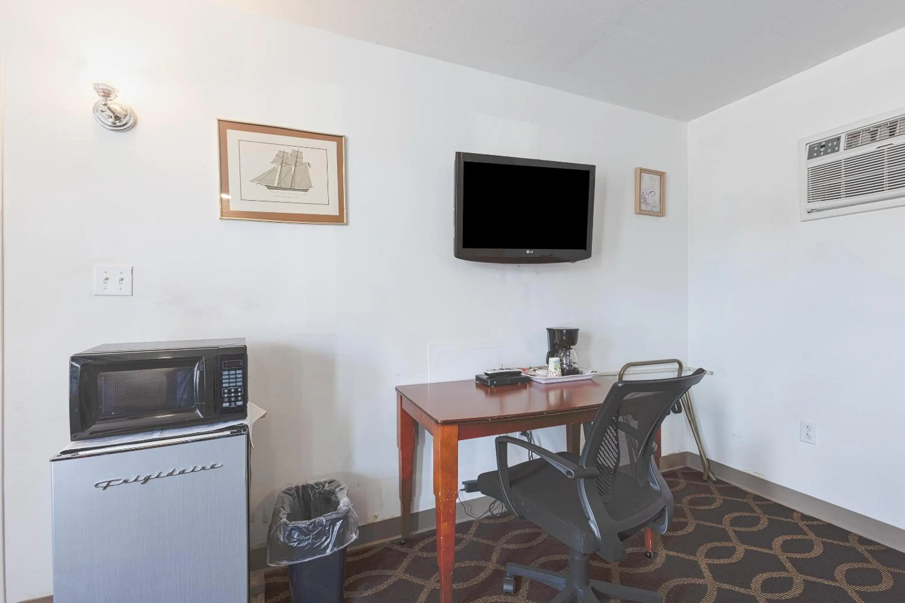 Bedroom in Sonrise Inn Lincoln Hwy By OYO