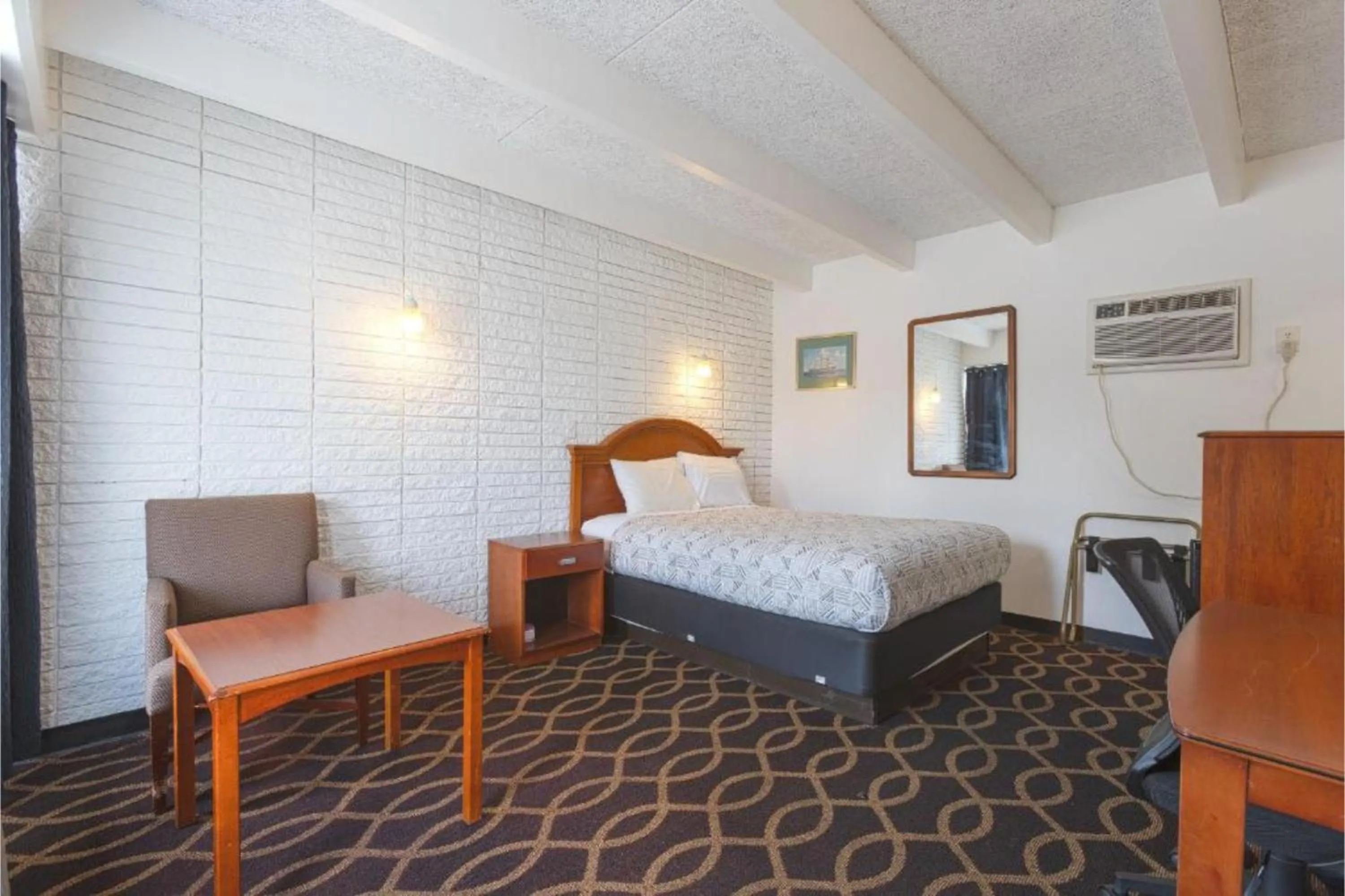 Bedroom, Bed in Sonrise Inn Lincoln Hwy By OYO