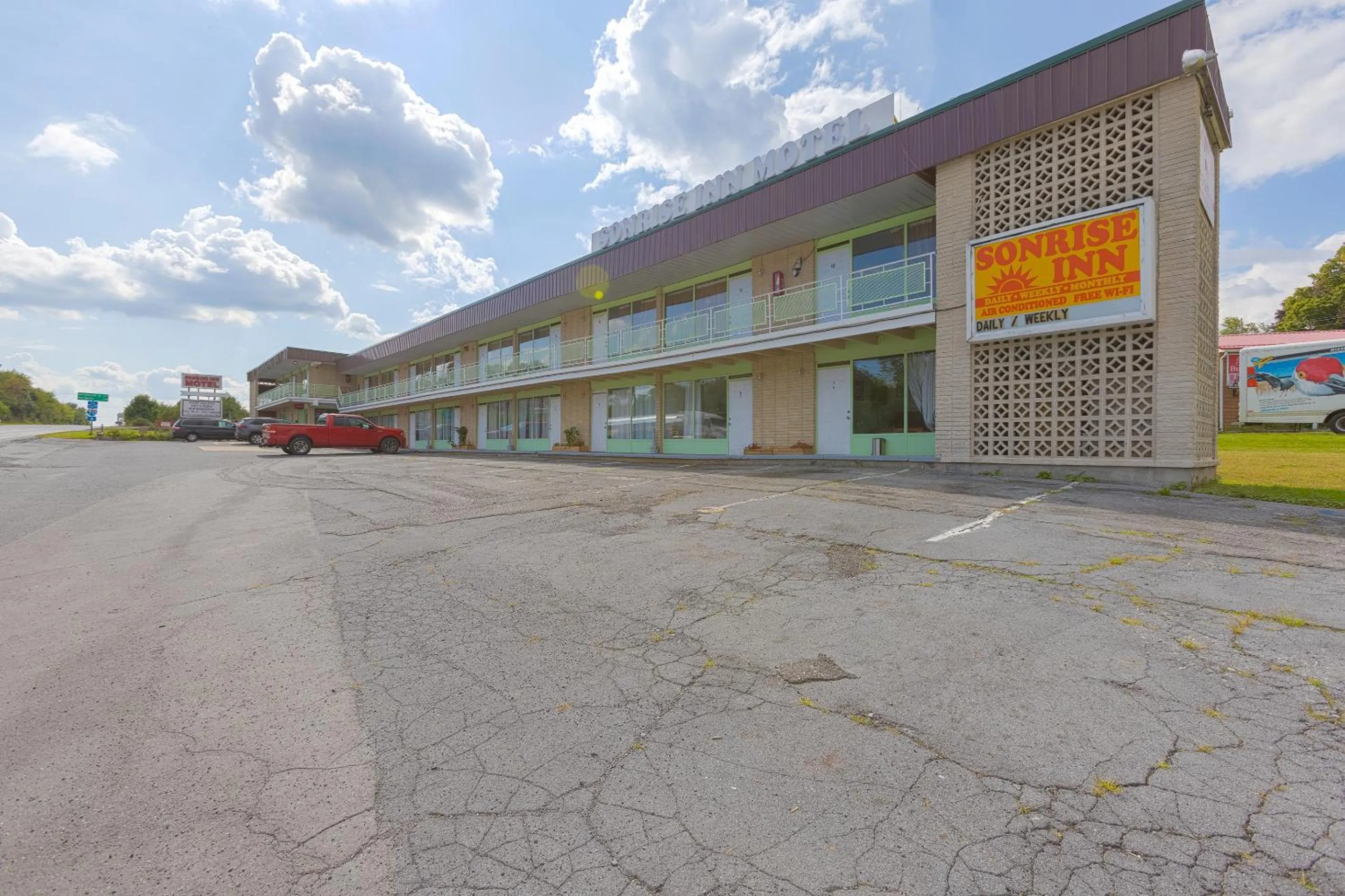 Facade/entrance in Sonrise Inn Lincoln Hwy By OYO
