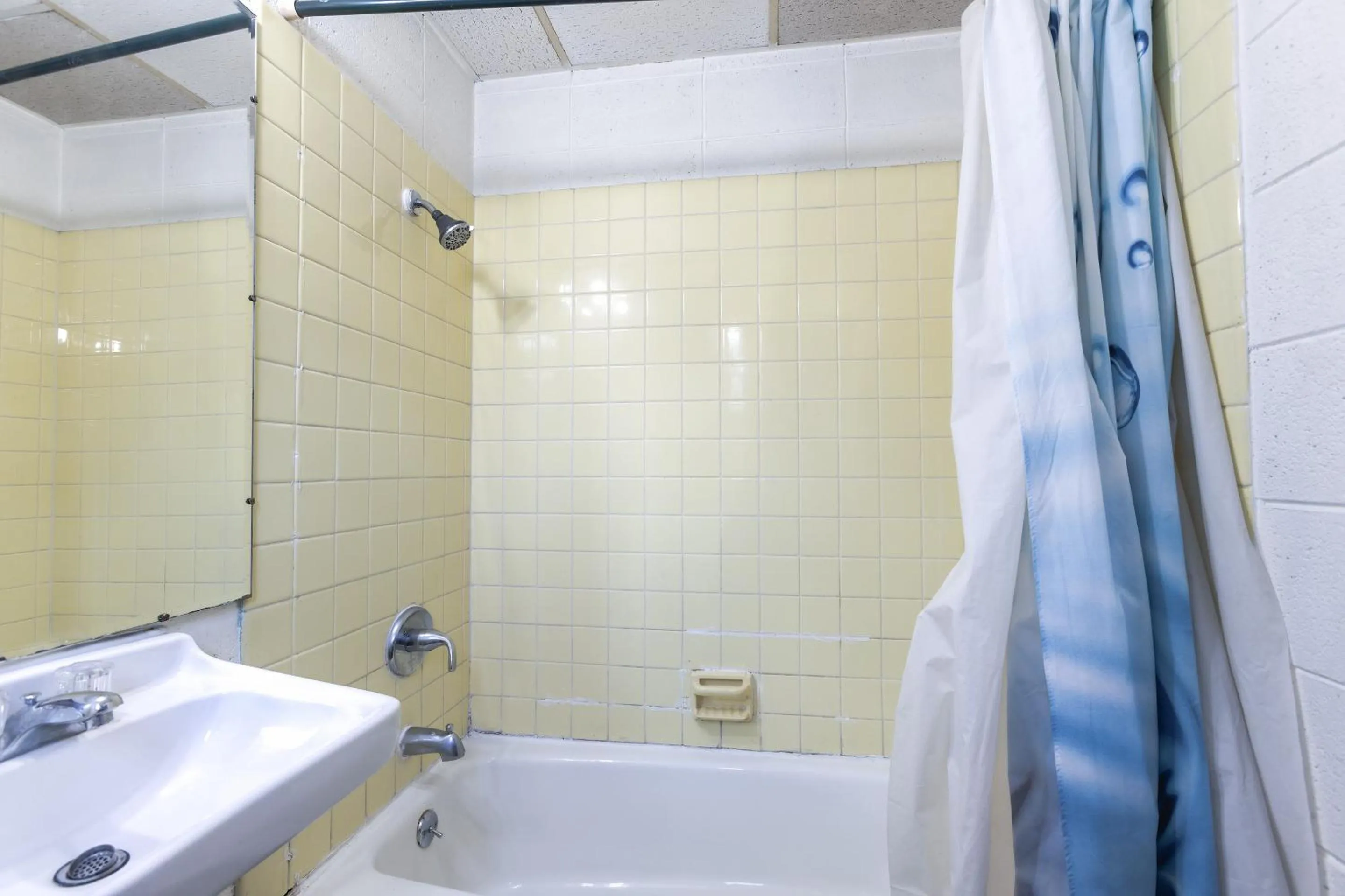 Bathroom in Sonrise Inn Lincoln Hwy By OYO