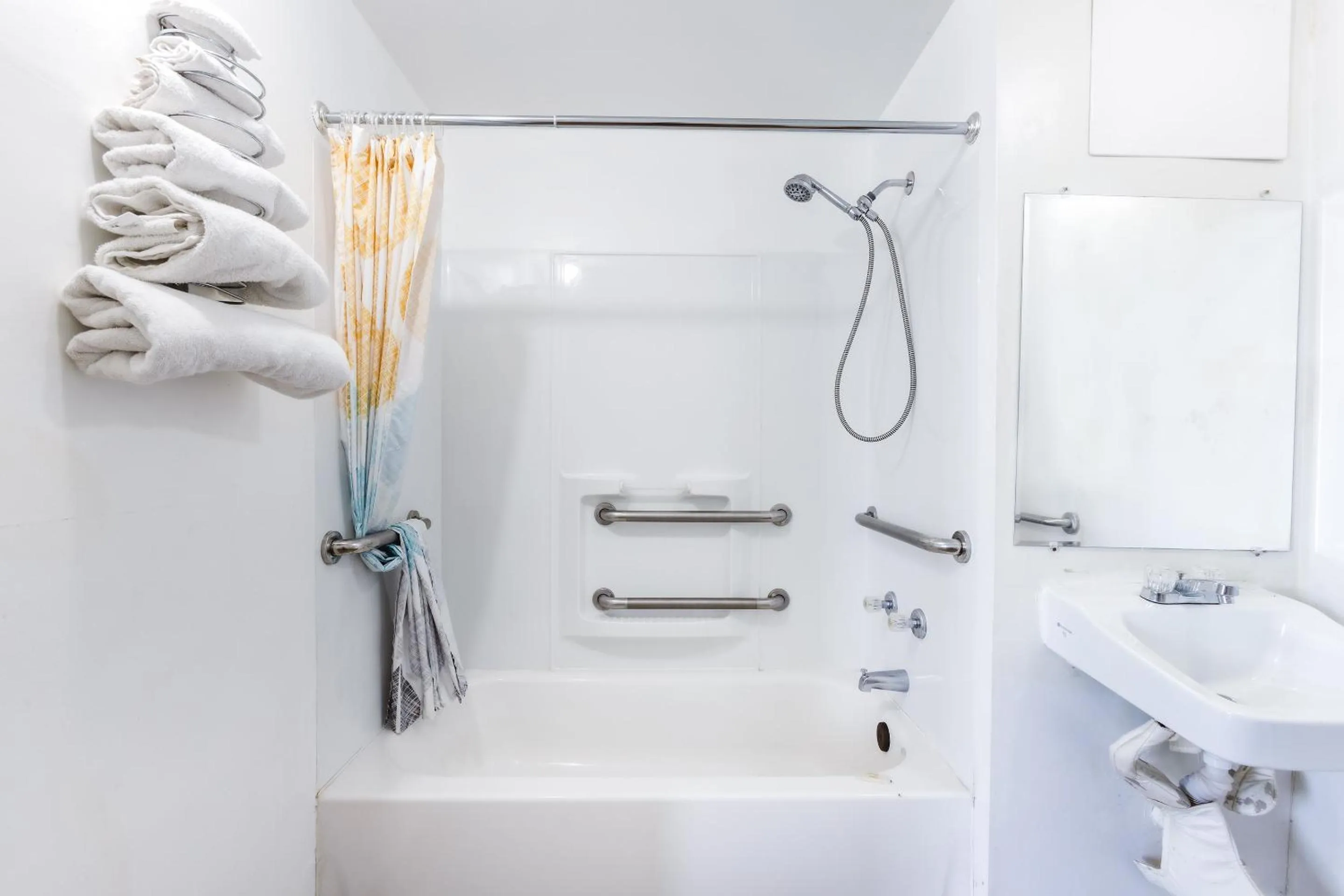 Bathroom in Sonrise Inn Lincoln Hwy By OYO