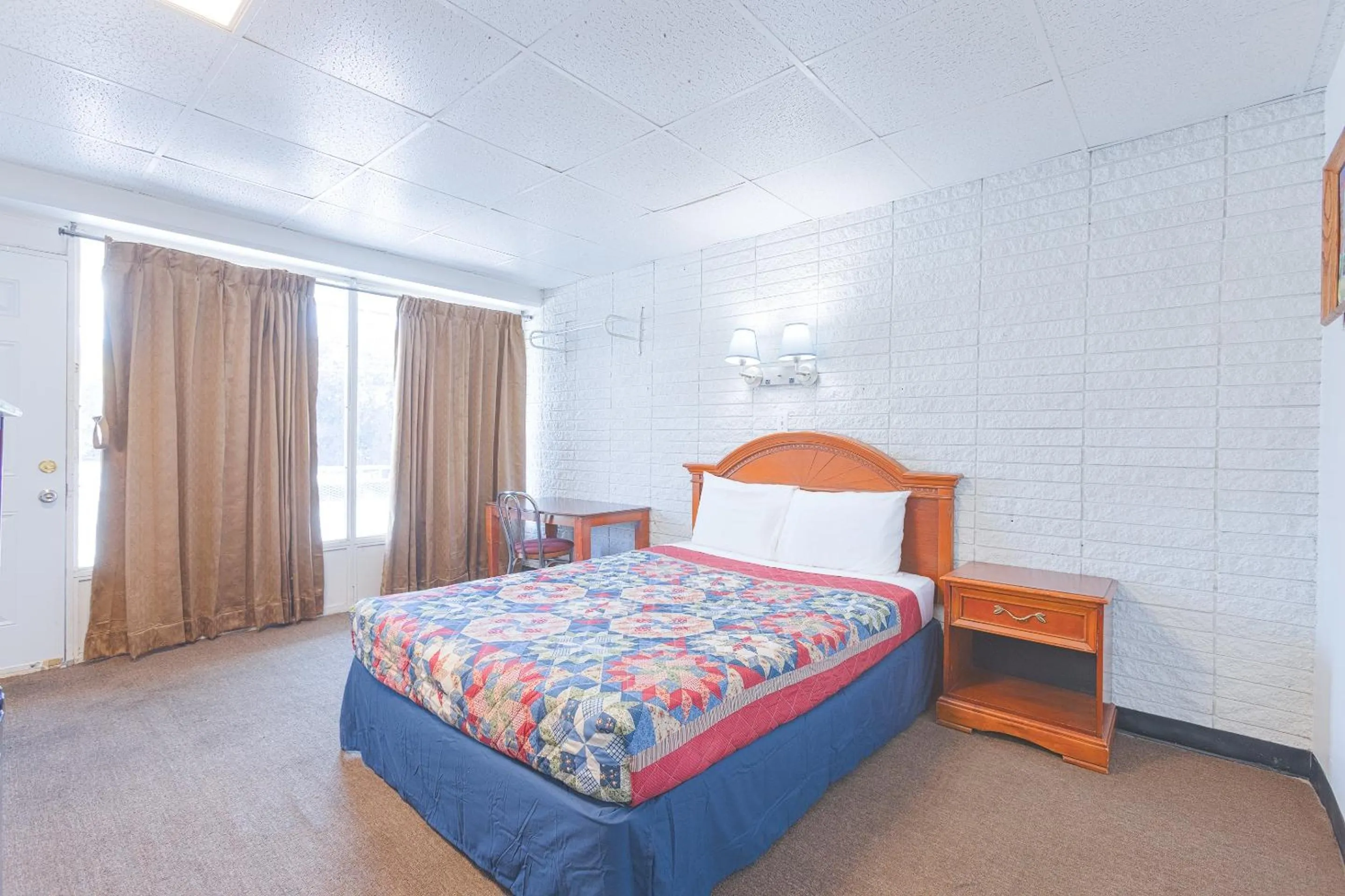 Bedroom, Bed in Sonrise Inn Lincoln Hwy By OYO