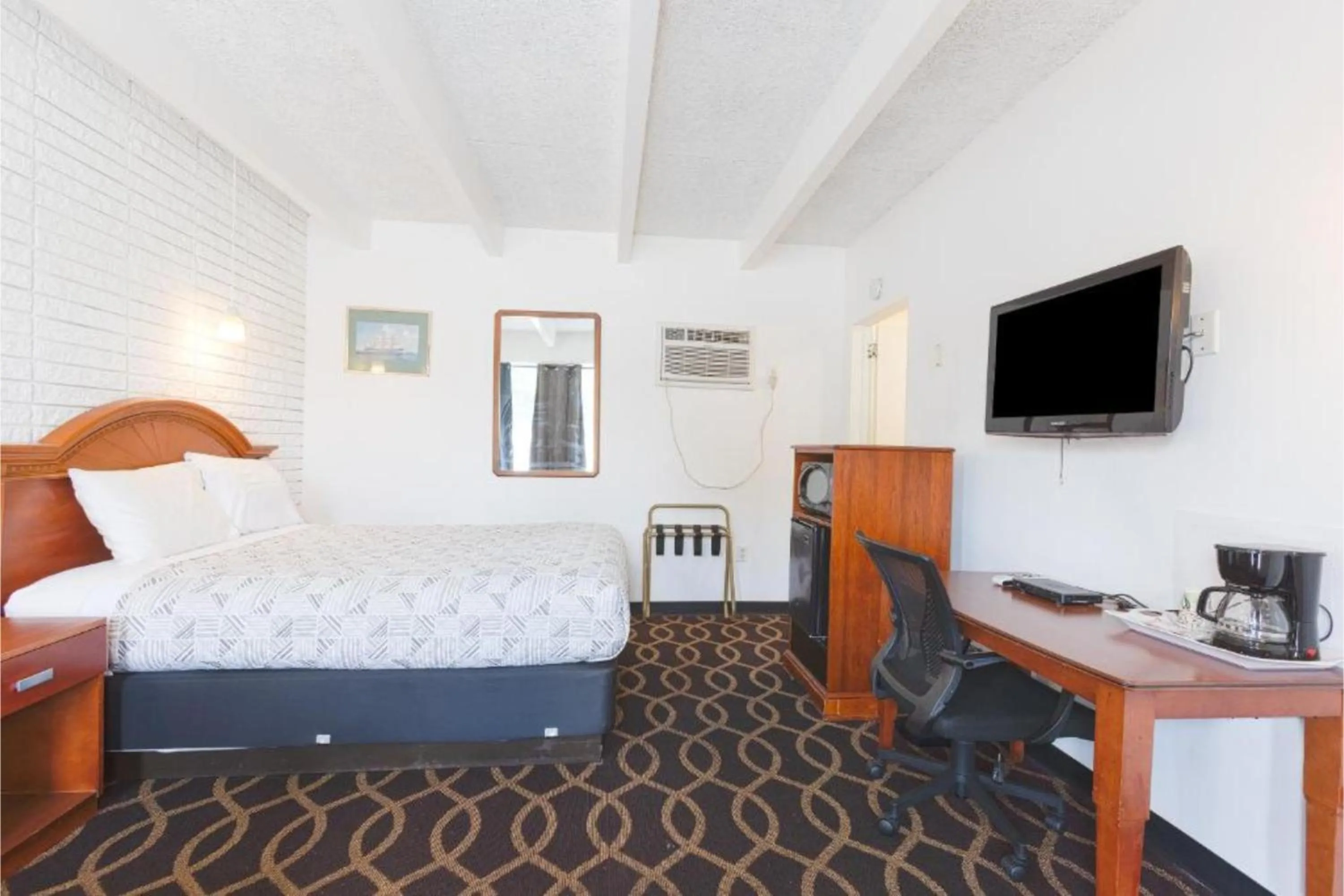 Bedroom, Bed in Sonrise Inn Lincoln Hwy By OYO